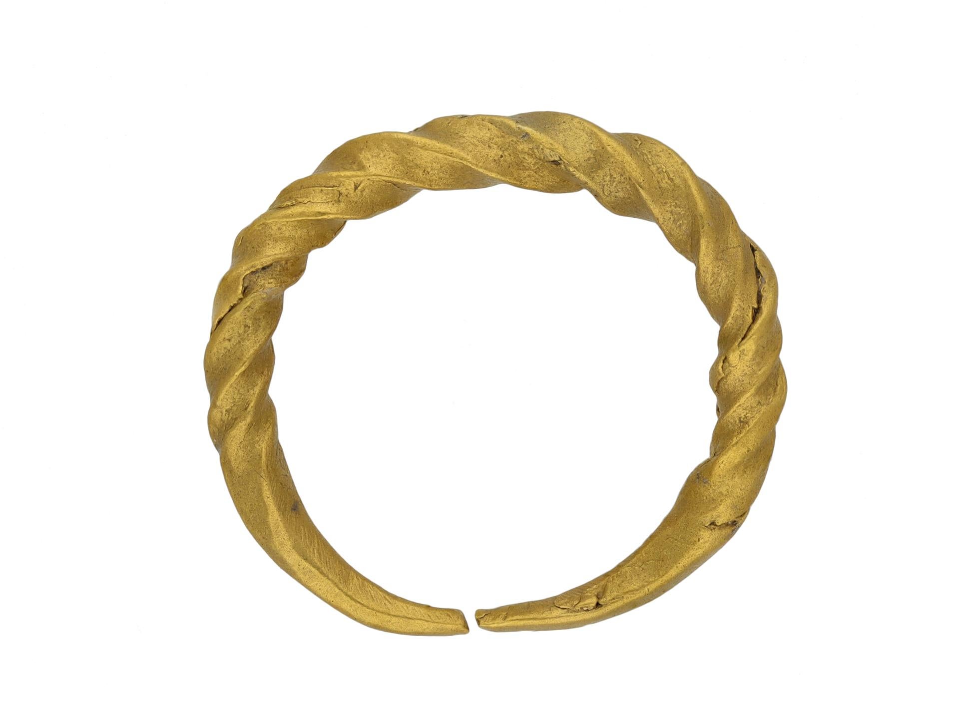 Penannular gedrehter Viking-Ring aus Gold im Viking-Stil, 9.-11. Jahrhundert für Damen oder Herren im Angebot