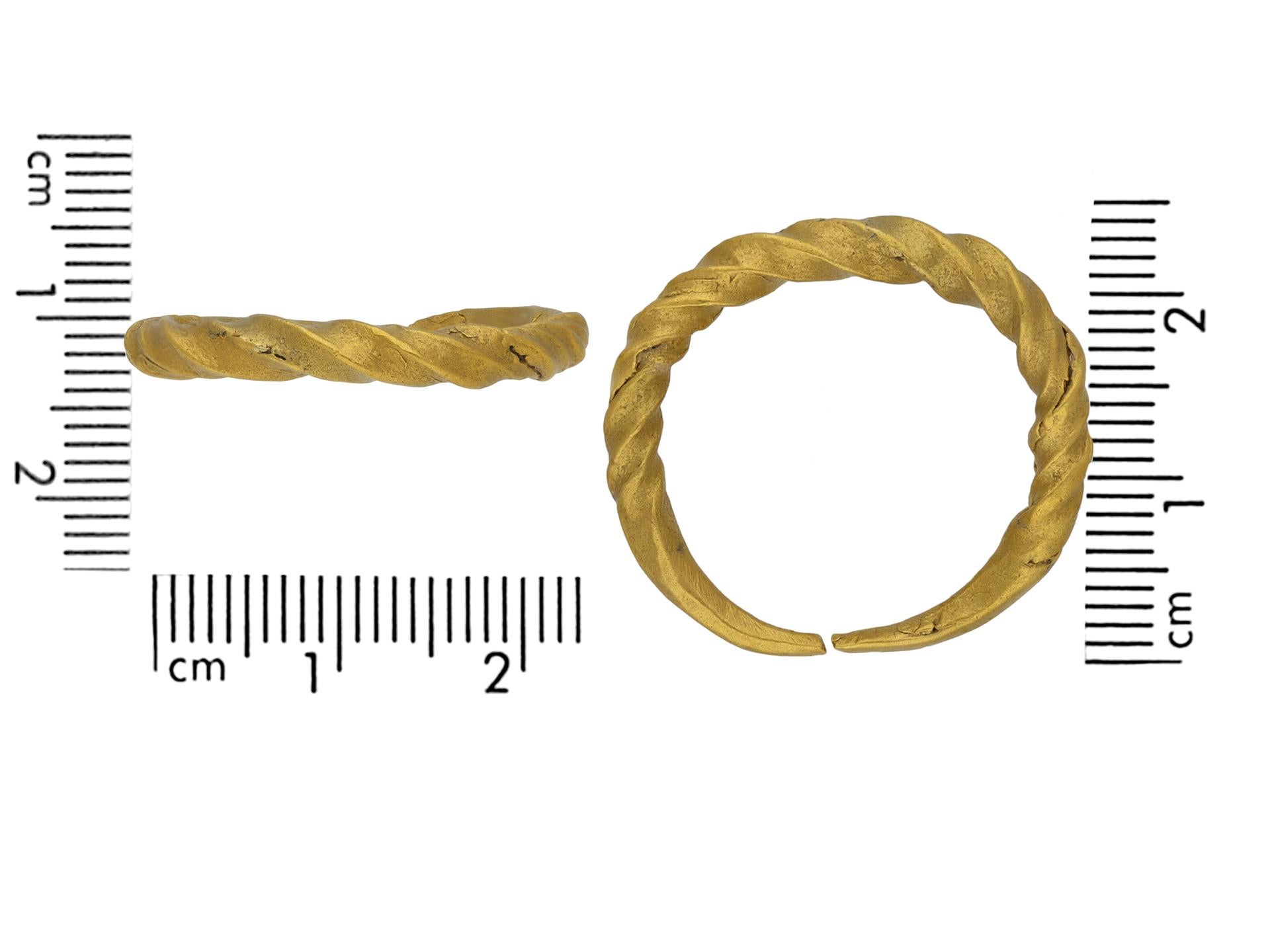 Penannular gedrehter Viking-Ring aus Gold im Viking-Stil, 9.-11. Jahrhundert im Angebot 1