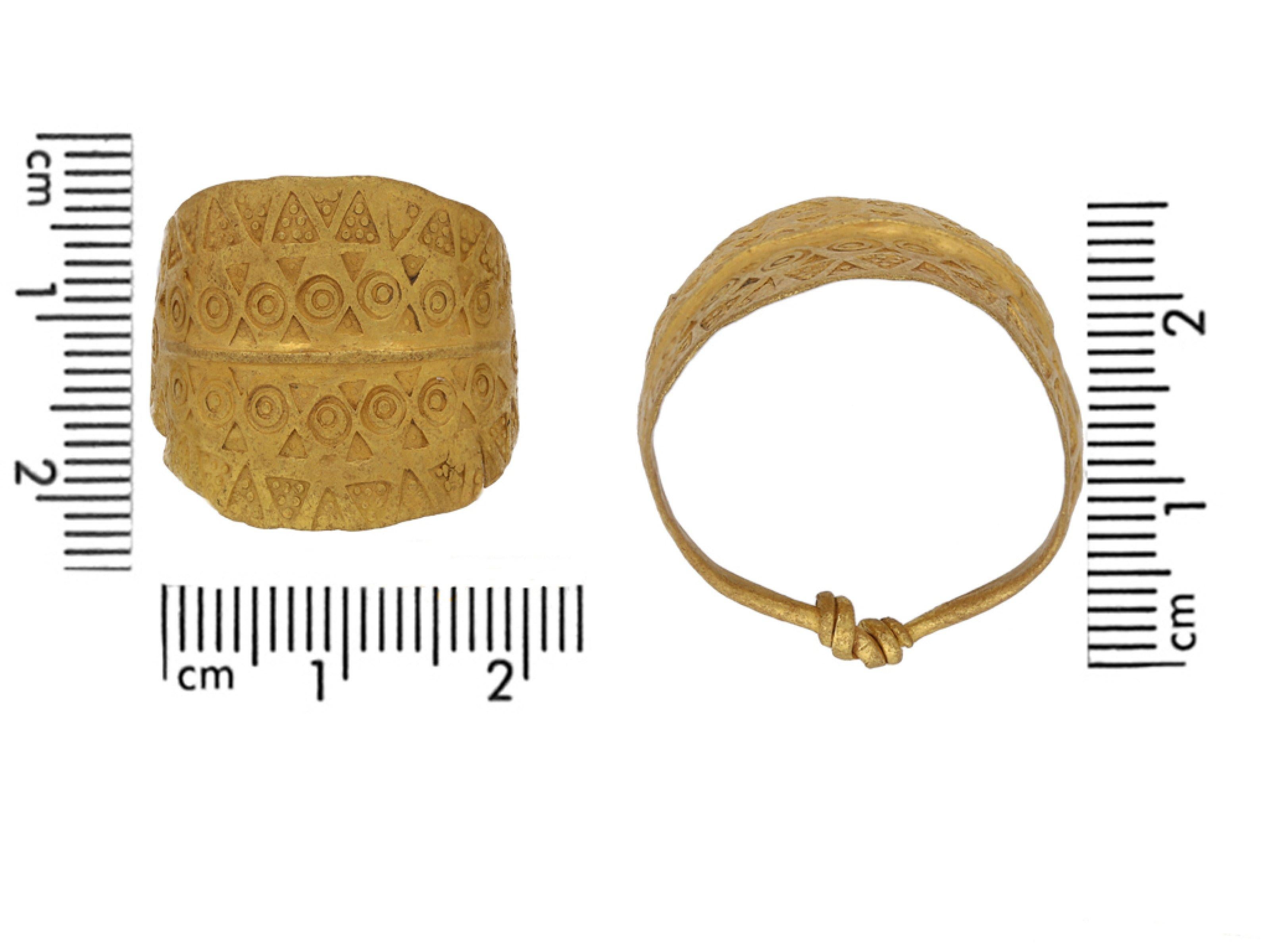 Women's Viking gold stamped ring, circa 9th-11th century AD For Sale