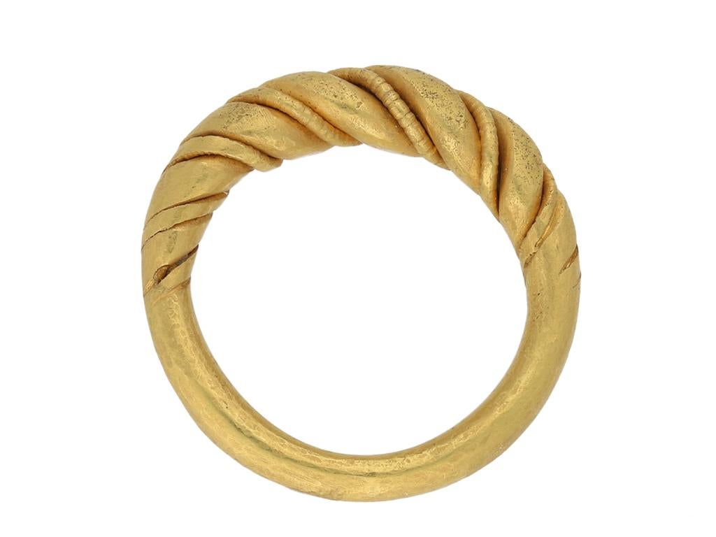 Gedrehter Golddrahtring aus der Wikingerzeit, ca. 9.-11. Jahrhundert AD im Zustand „Gut“ im Angebot in London, GB