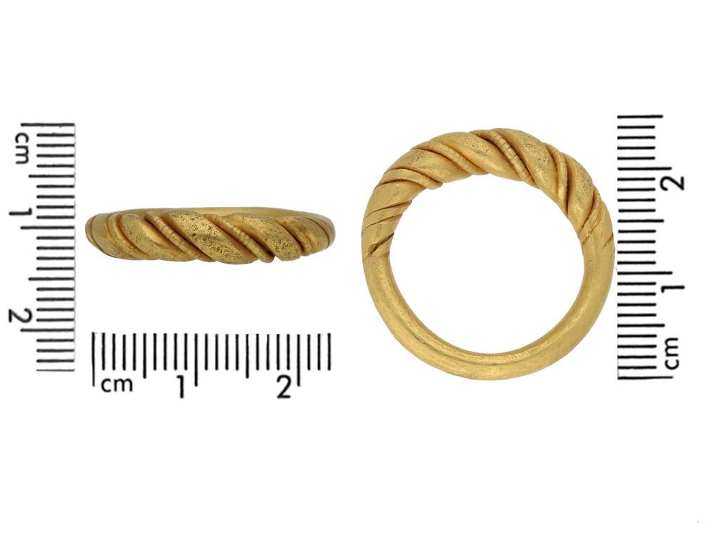 Gedrehter Golddrahtring aus der Wikingerzeit, ca. 9.-11. Jahrhundert AD für Damen oder Herren im Angebot