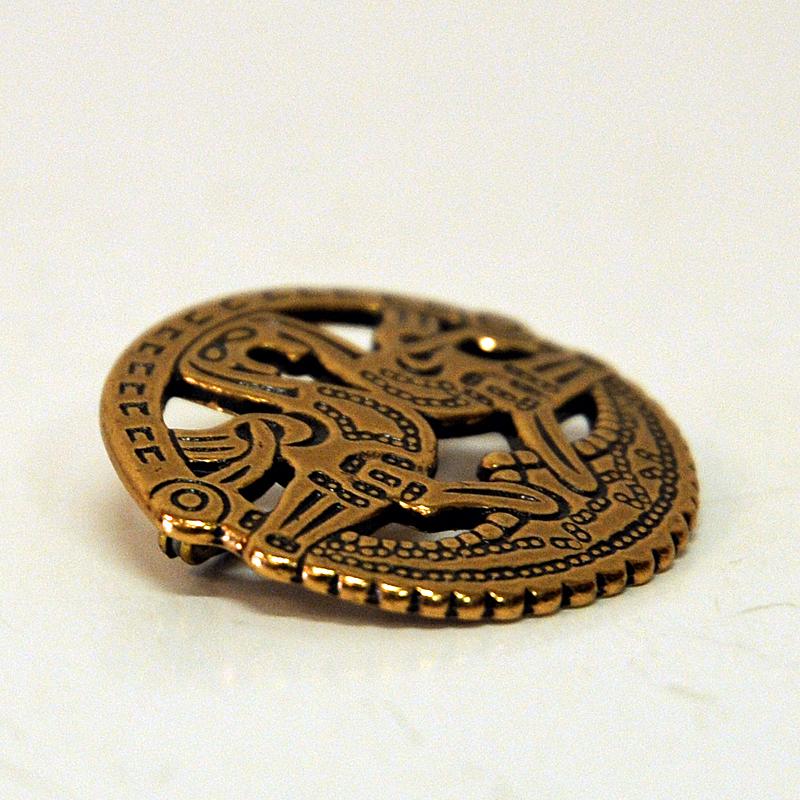 Lovely vintage Viking inspired bronze brooch by designer Kalevala Koru, Finland 1980s. The design is Kuhmoisten Kukot (birds from Kuhmoinen) which is based on Viking age findings from Papinsaari in Kuhmoinen, Central Finland. Natural patina with