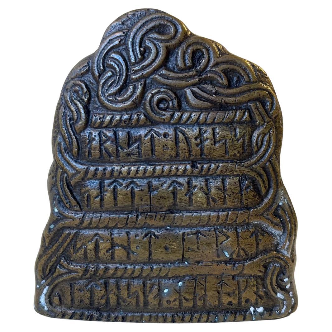 Presse-papiers Viking Rune Stone en bronze, Scandinavie, années 1950