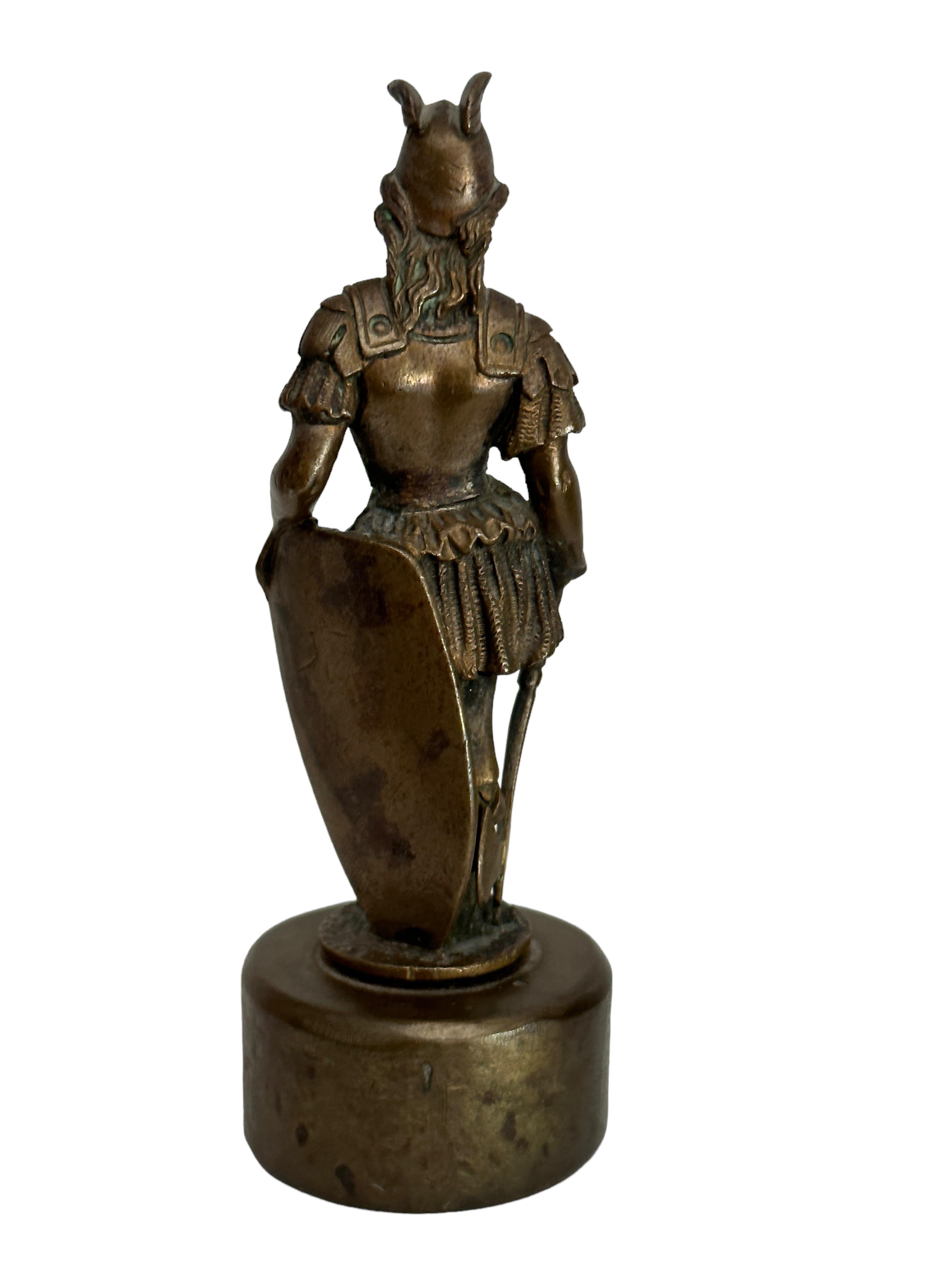 Milieu du XXe siècle Sculpture de statue décorative en bronze d'un soldat Viking, Vienne, Autriche, années 1950 en vente