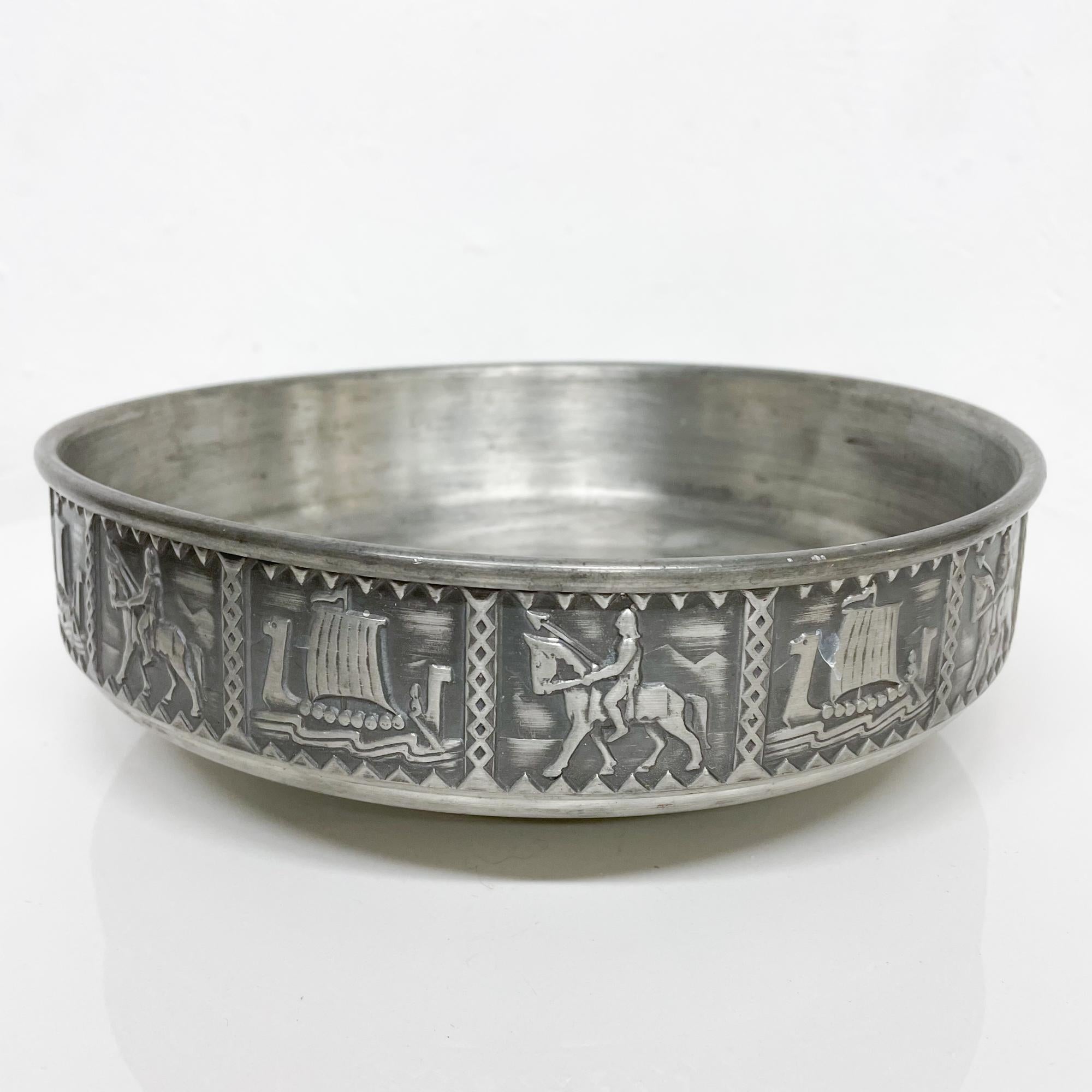 For your consideration a footed bowl with coat of arm decoration designed by Norr Norsk.
Stamped on the bottom with the maker's logo.
Viking Motif decoration.
Made in Norway, circa 1980s.
Dimensions: 10.13