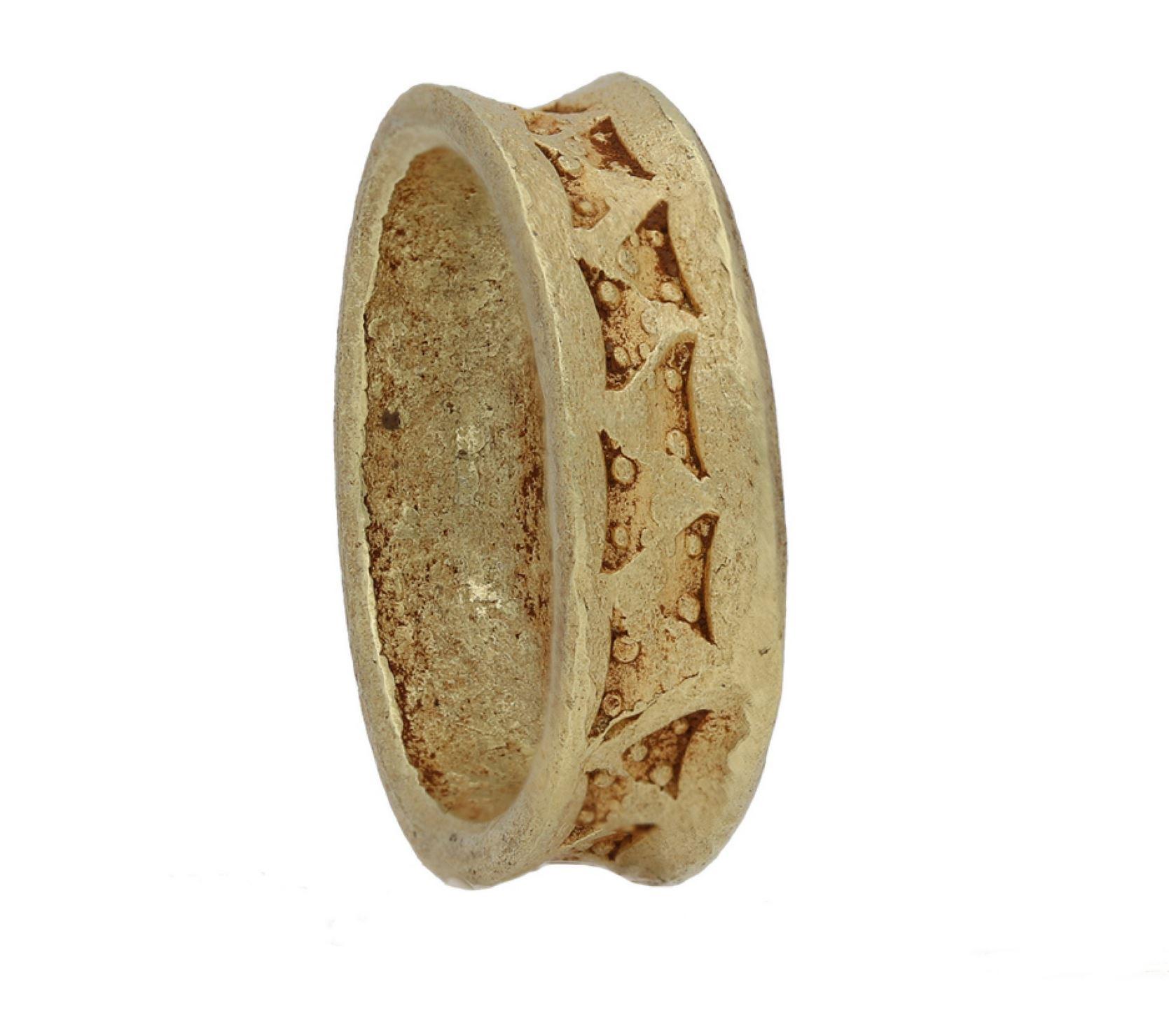 Viking yellow gold stamped ring, circa 9th-11th century AD. In Fair Condition For Sale In London, GB