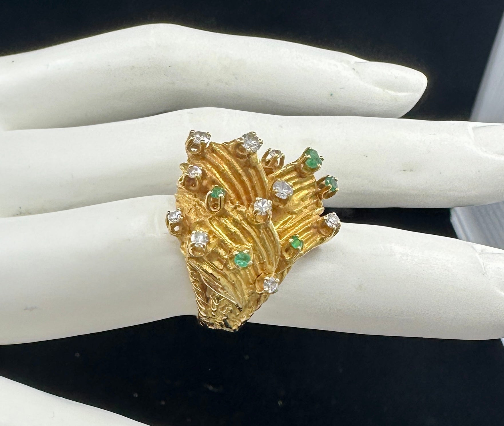 Der modernistische Smaragd- und Diamant-Cocktailring aus 18 Karat Gelbgold gehört der legendären mexikanisch-amerikanischen Sängerin Vikki Carr, die mit einem Grammy ausgezeichnet wurde.  Gönnen Sie sich ein Stück amerikanischer Musikgeschichte,