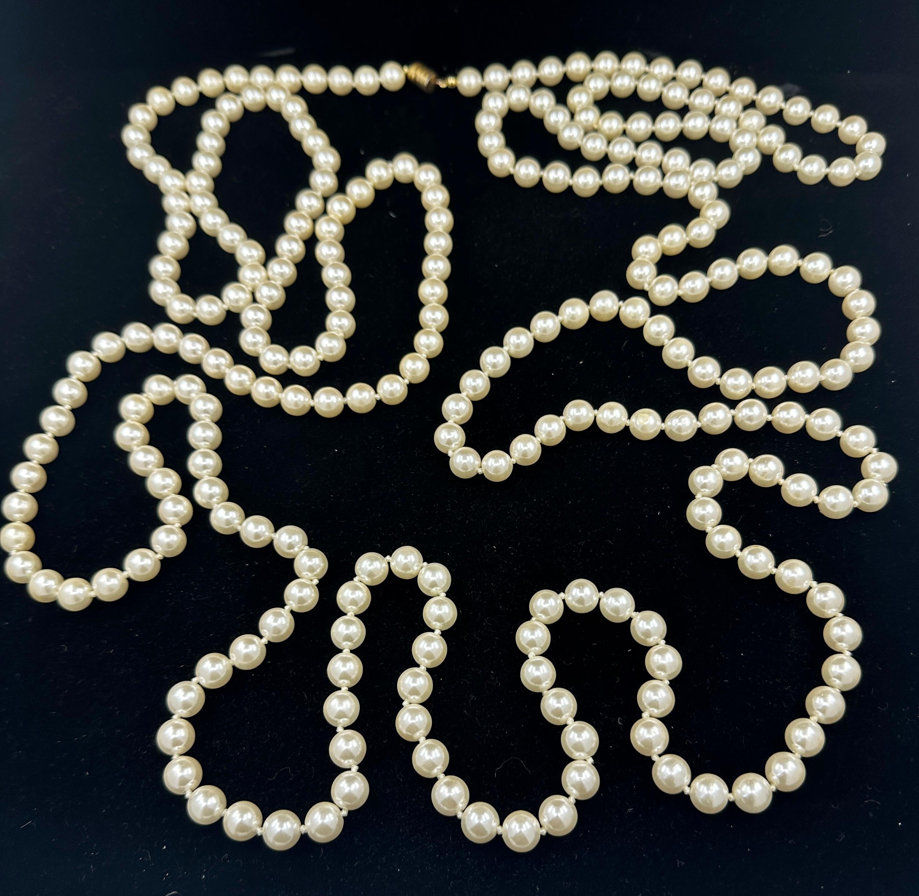 Vikki Carr Pearl Necklace Worn With Elvis Presley at Tropicana With Photos 9ft. In Excellent Condition For Sale In New York, NY