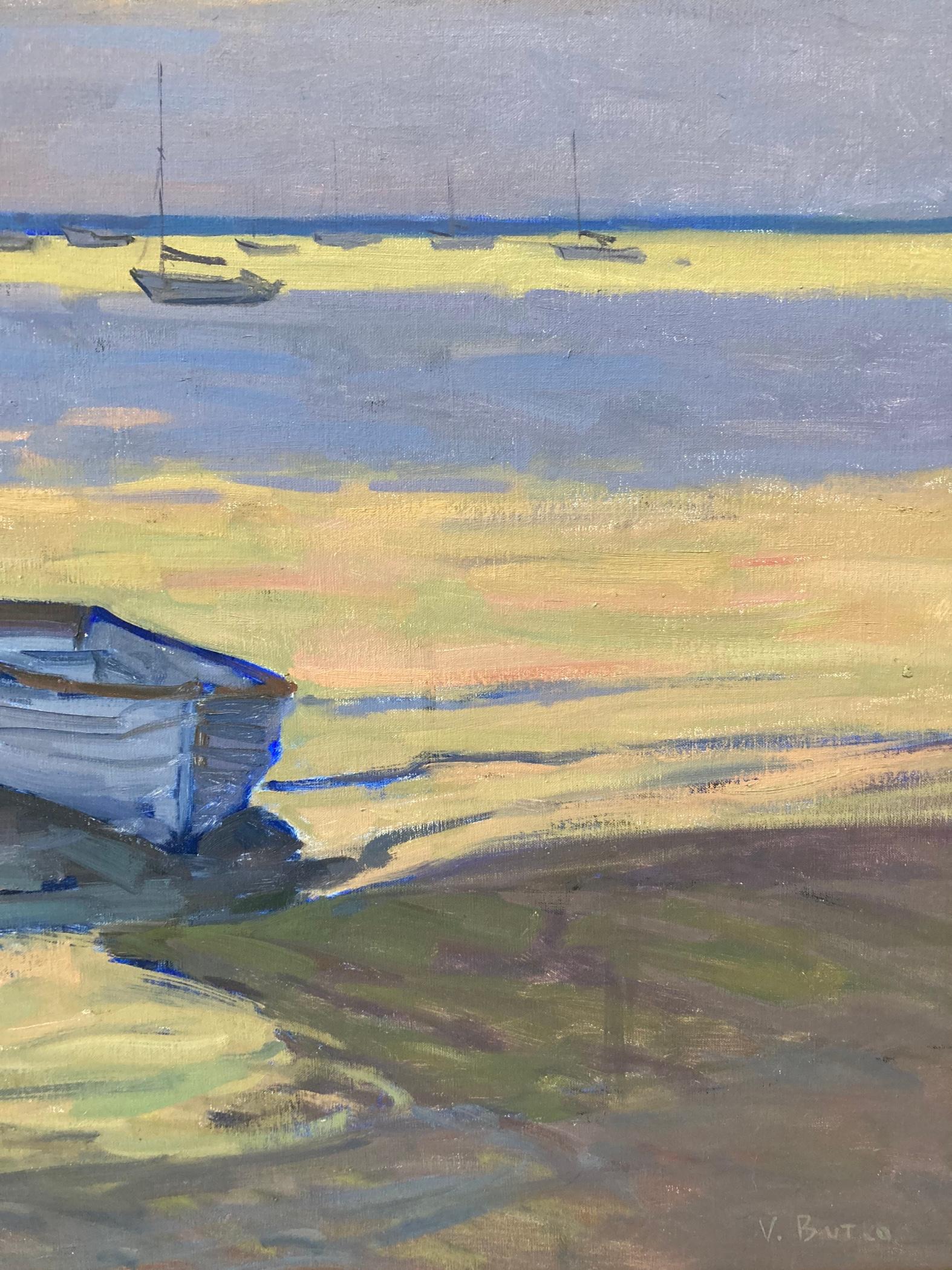 Une grande peinture de paysage représentant un bateau arrêté sur le rivage du port de Dering. Le ciel est d'une intrigante nuance de chartreuse qui donne l'impression que le soleil rose orangé qui perce les nuages lavande à l'horizon brille. La même