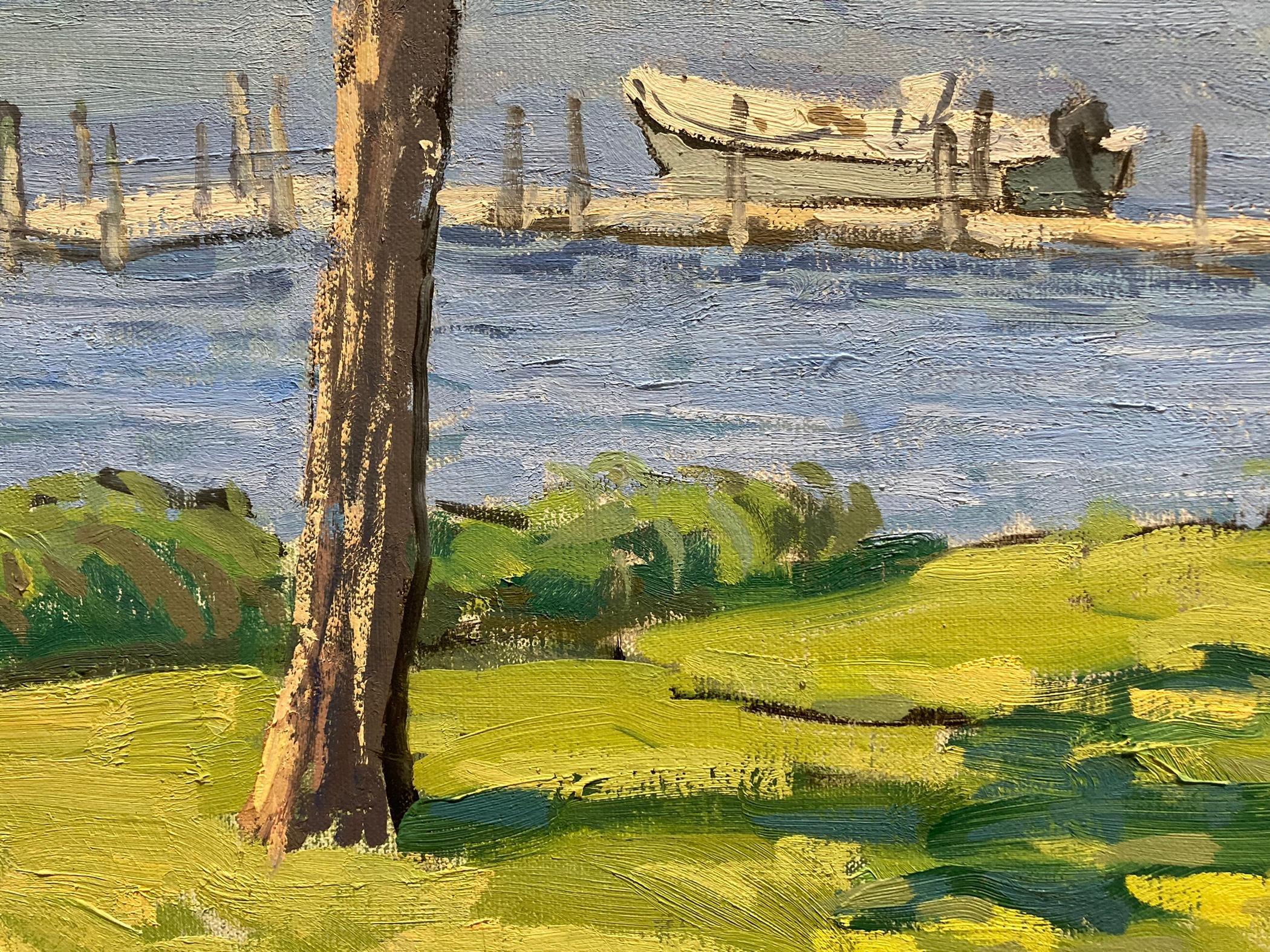 Peinture à l'huile représentant des arbres surplombant un port. Les arbres d'un parc herbeux et ombragé encadrent les jetées et les bateaux en attente. Au loin, des voiliers flottent, pointant vers la gauche de la toile. Les ombres pommelées sont