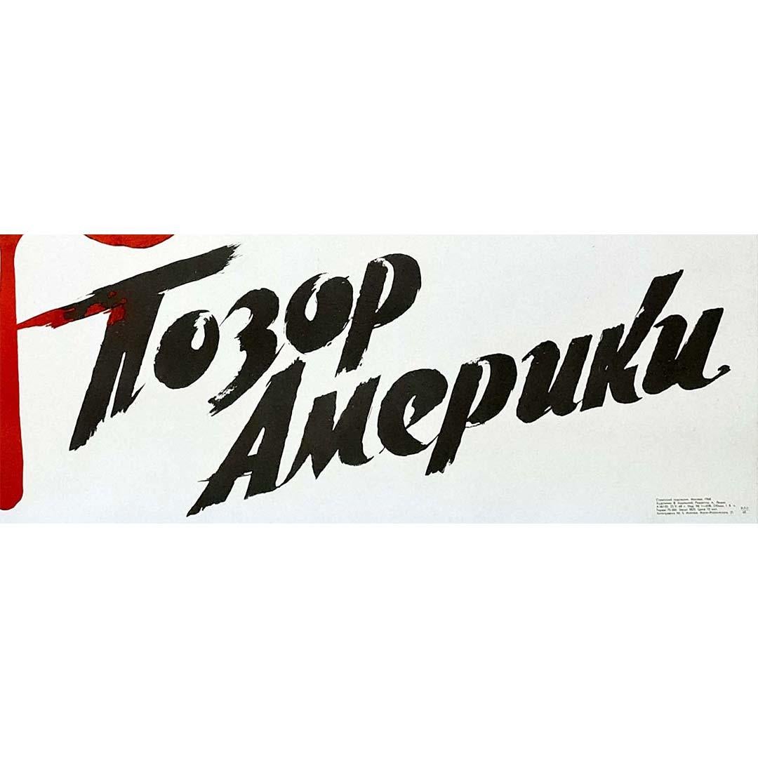 Victor Koretsky est né en 1909 à Kiev et est décédé en 1998 à Moscou.
Sur cette affiche intitulée America's Shame, un homme noir est représenté dans une mare de sang. Il s'agit d'une critique de la situation des droits civiques aux États-Unis.
Parmi
