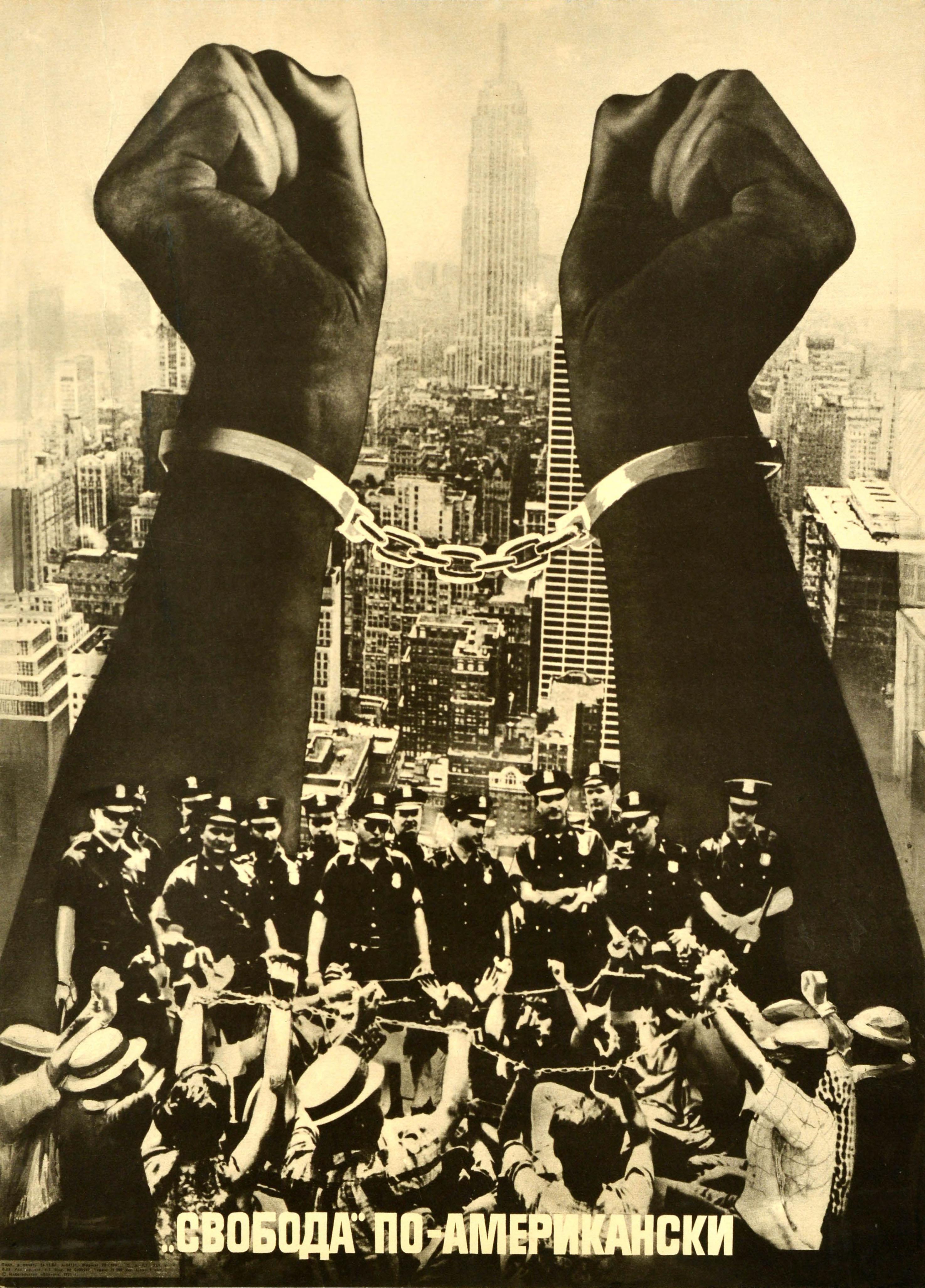 Print di Viktor Koretsky  - Poster di propaganda originale dell'URSS d'epoca contro la polizia americana, la libertà e il razzismo