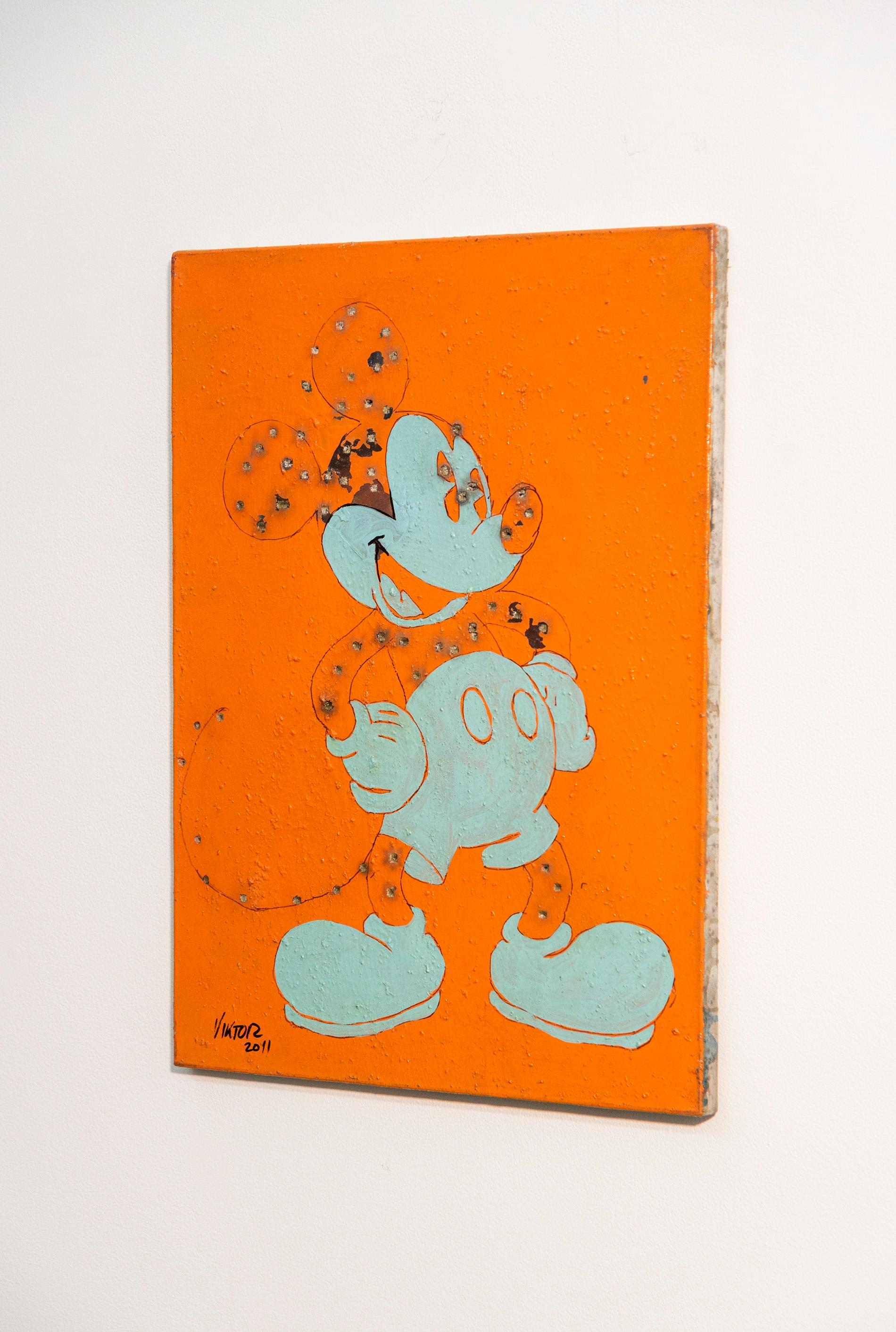 En esta provocadora pintura pop art de Viktor Mitic, Mickey Mouse, un personaje muy querido de Disney, se representa como un dibujo lineal coloreado en azul pálido sobre un fondo naranja brillante. Mitic creó una controvertida serie de cuadros con