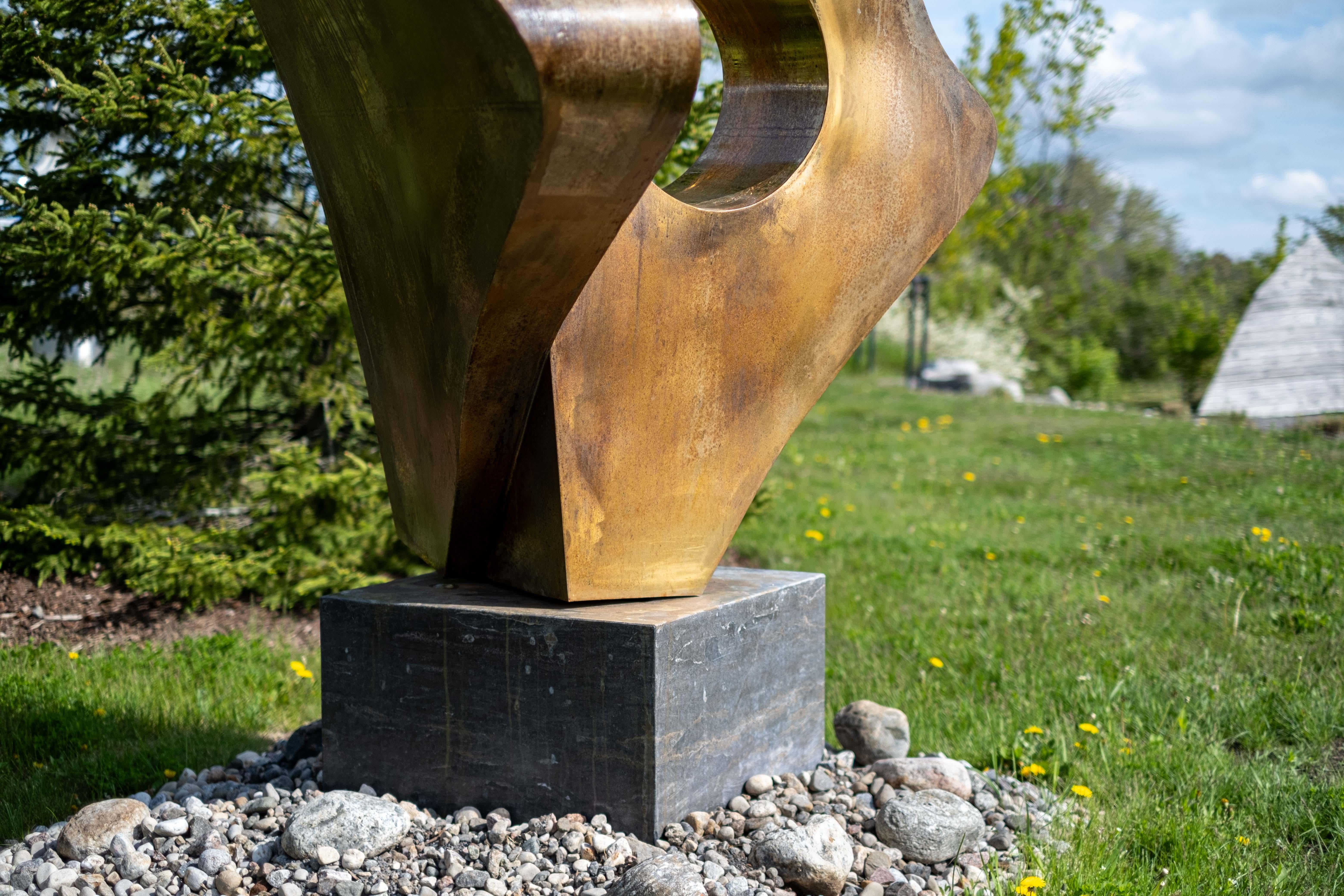 Andrómeda - gran escultura abstracta de acero inoxidable bañada en oro de 24 quilates para exteriores en venta 5