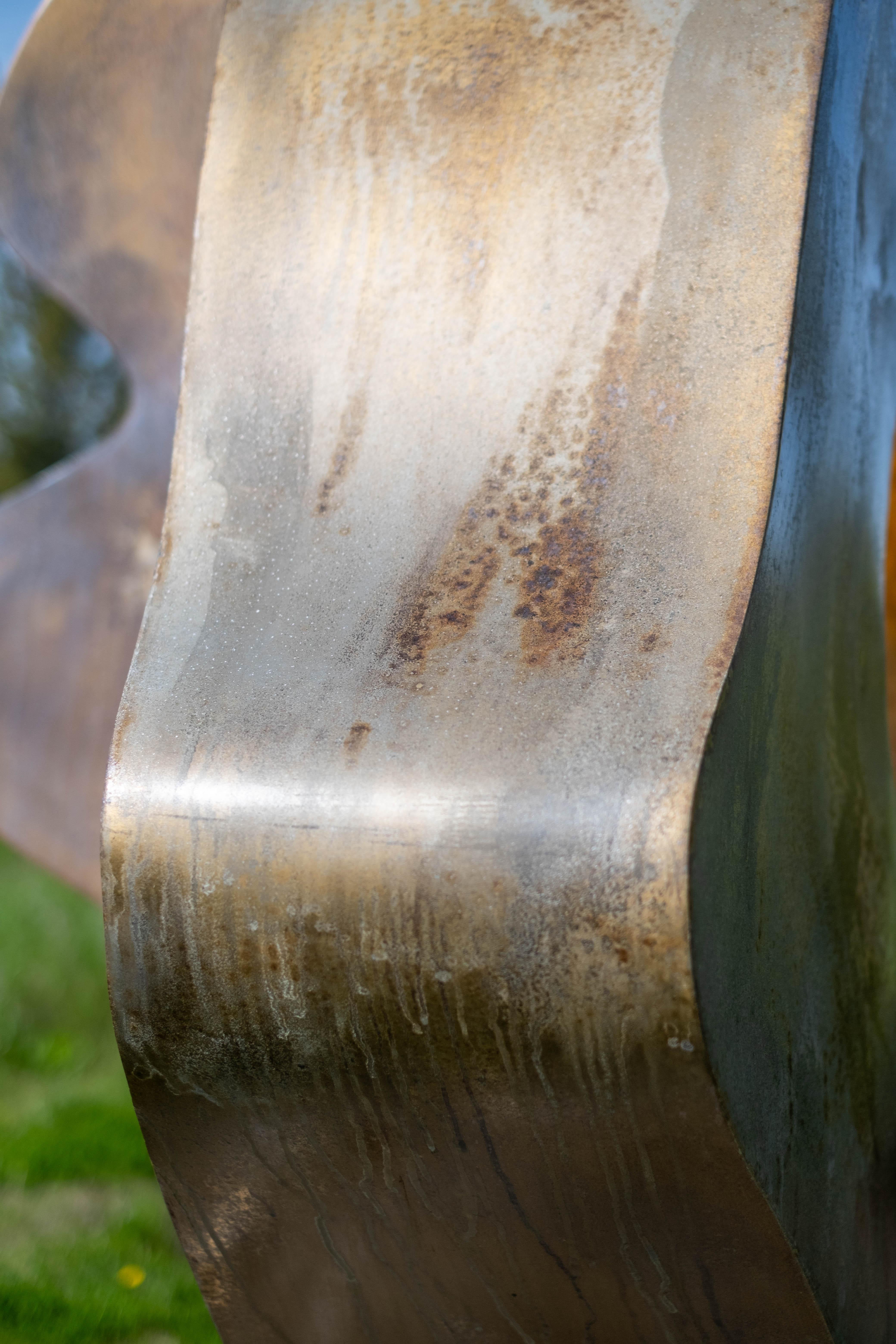Andrómeda - gran escultura abstracta de acero inoxidable bañada en oro de 24 quilates para exteriores en venta 9