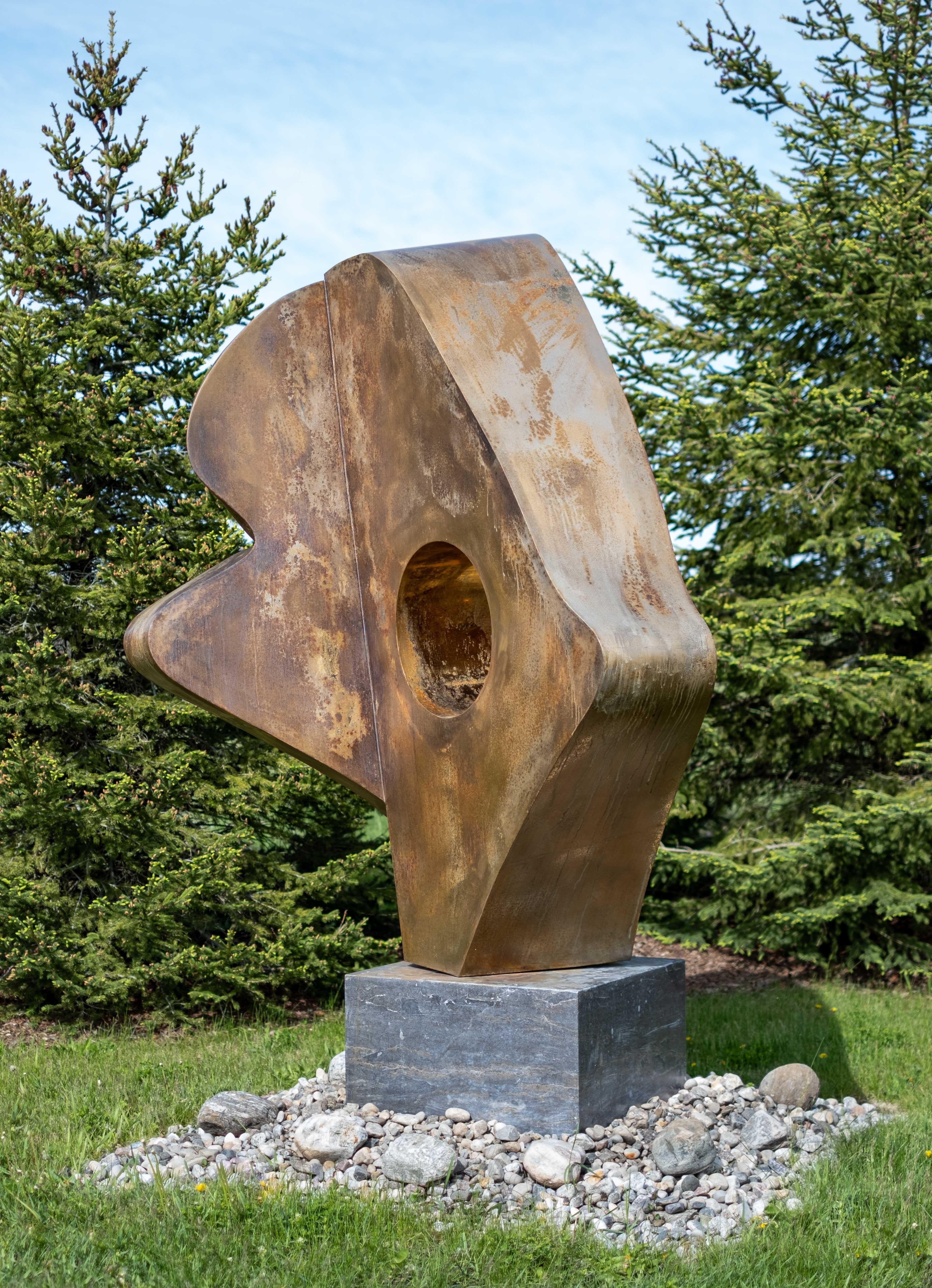 Andrómeda - gran escultura abstracta de acero inoxidable bañada en oro de 24 quilates para exteriores - Abstract Sculpture Gris de Viktor Mitic