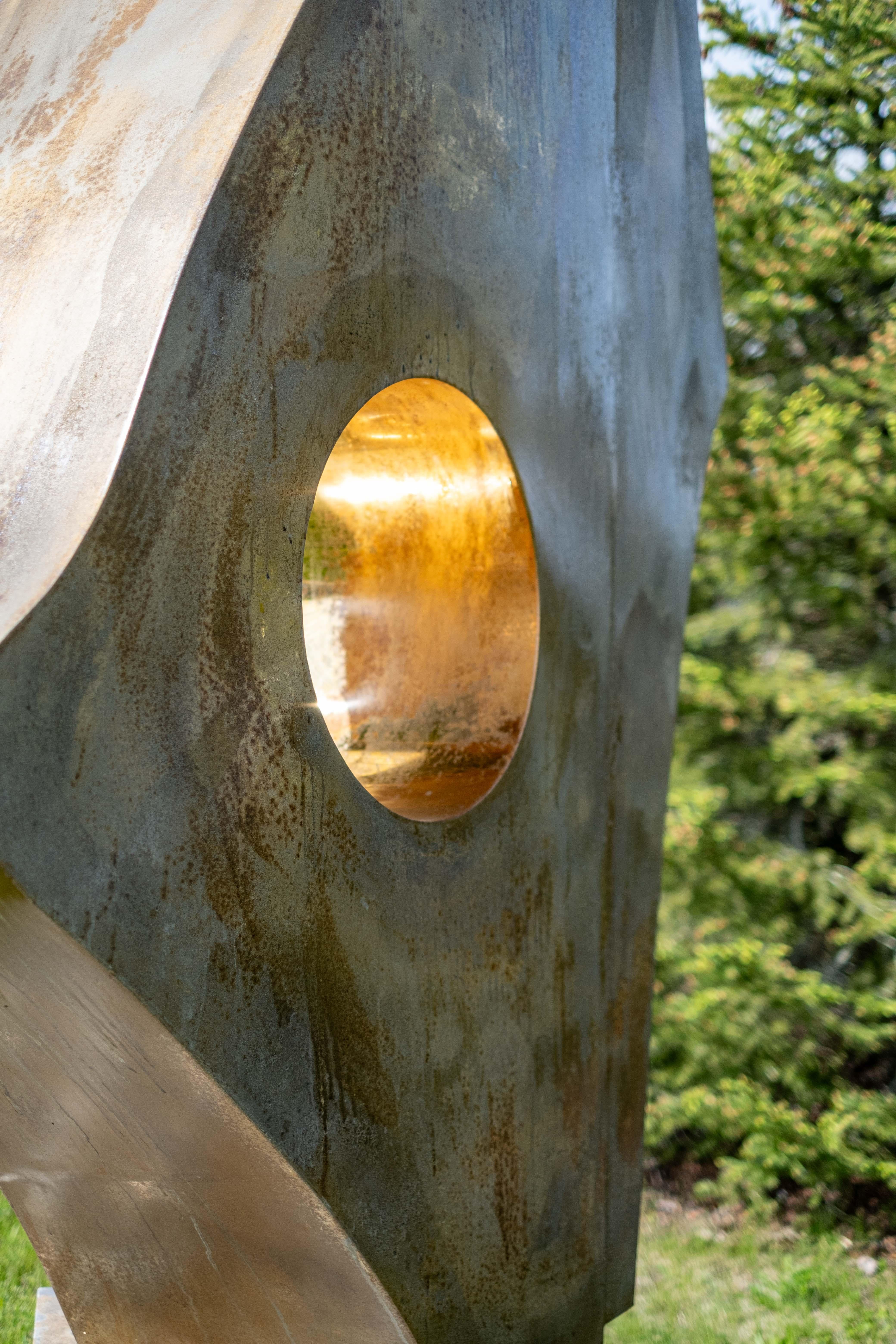 Andrómeda - gran escultura abstracta de acero inoxidable bañada en oro de 24 quilates para exteriores en venta 2
