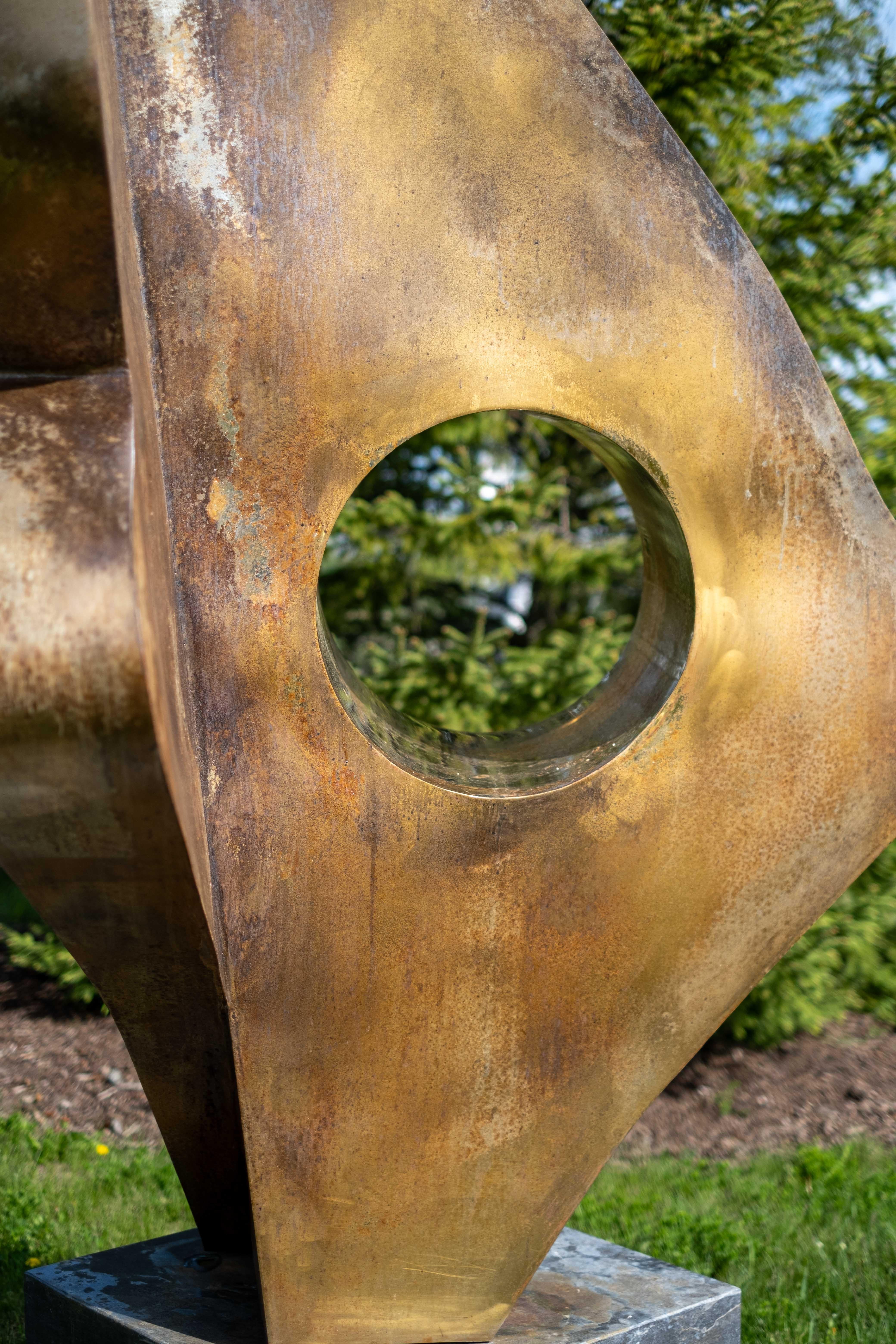 Andrómeda - gran escultura abstracta de acero inoxidable bañada en oro de 24 quilates para exteriores en venta 3