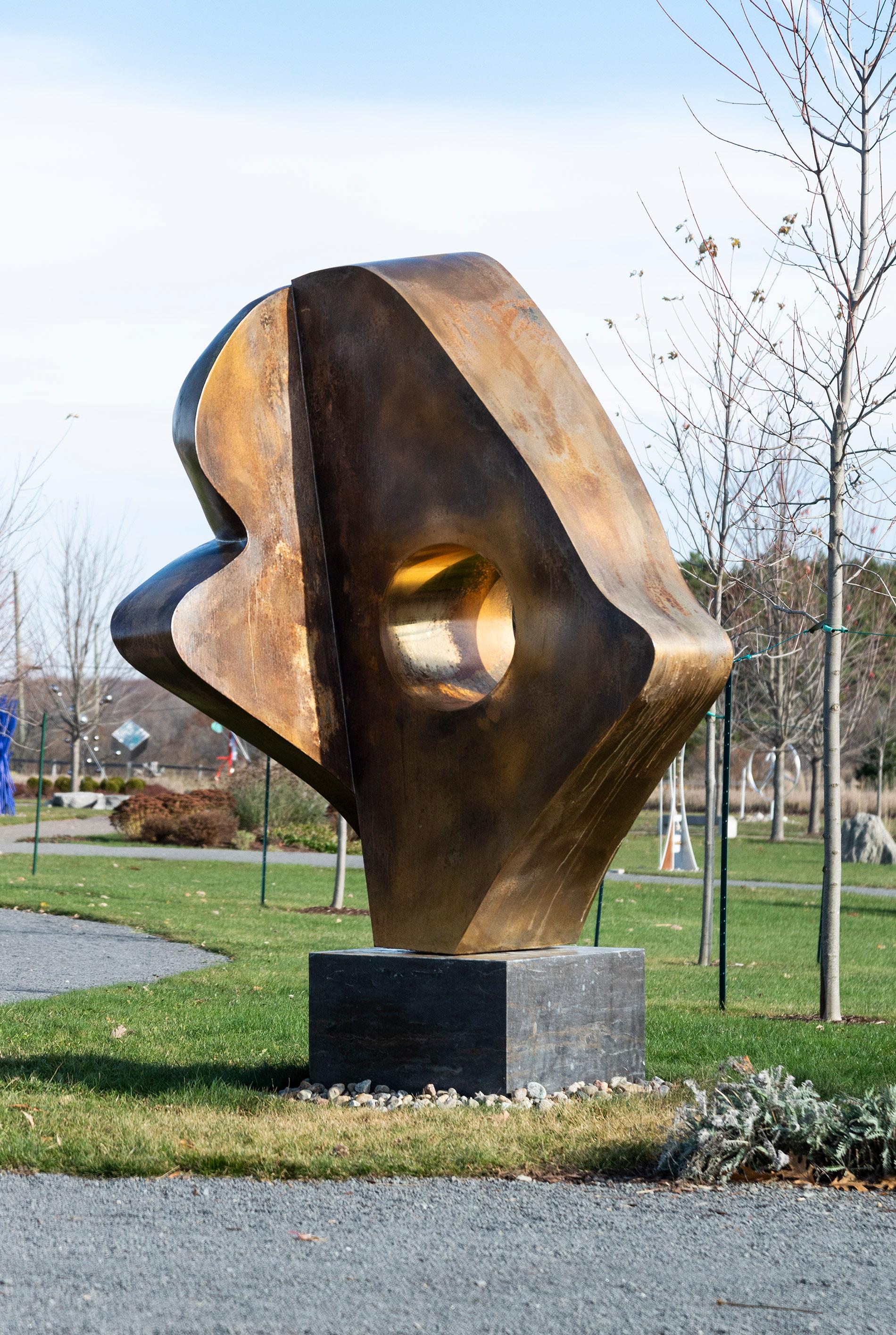 Viktor Mitic Abstract Sculpture – Andromeda - große, abstrakte, 24-karätige, vergoldete, Edelstahl-Außenskulptur aus Edelstahl