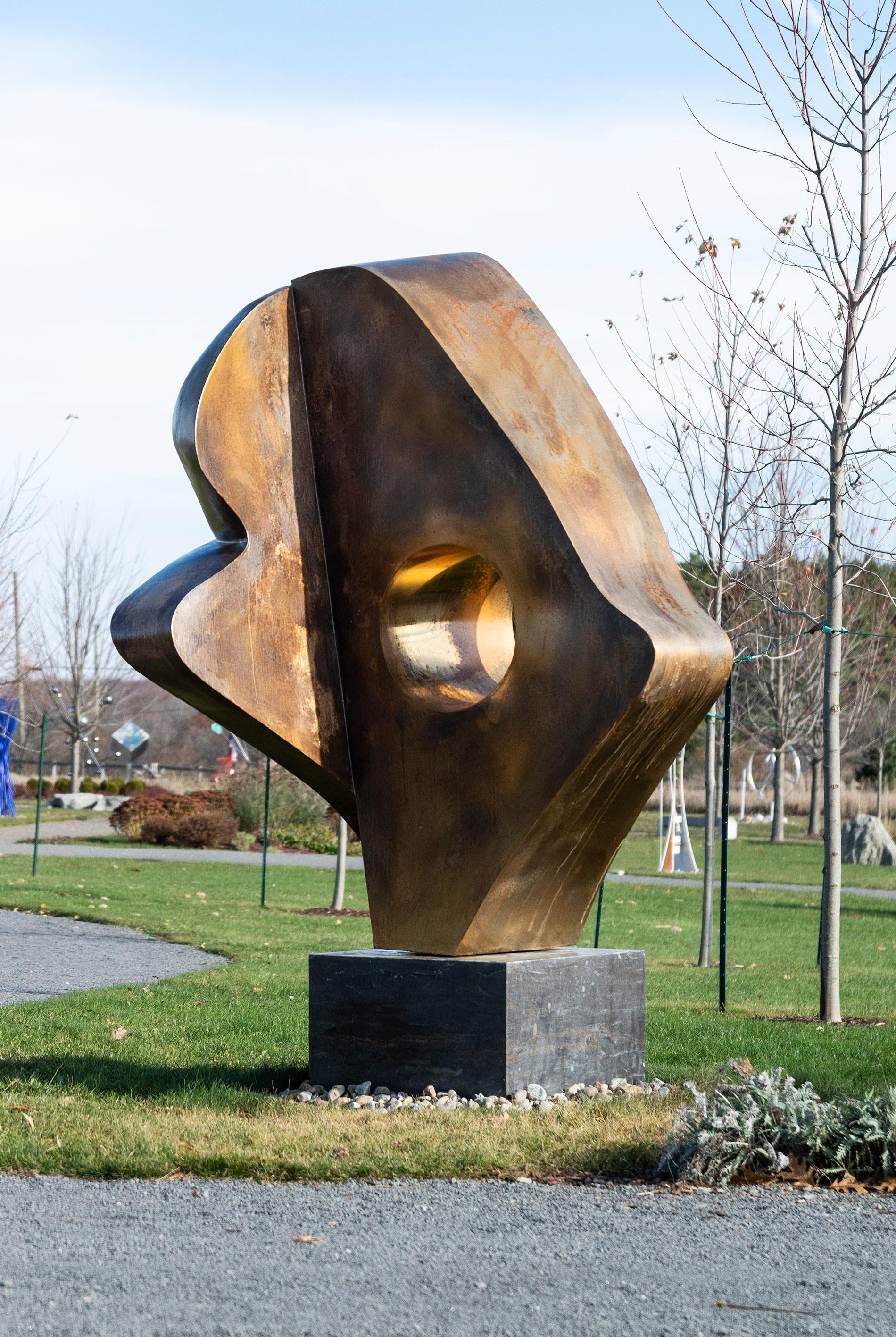Abstract Sculpture de Viktor Mitic - Andrómeda - gran escultura abstracta de acero inoxidable bañada en oro de 24 quilates para exteriores