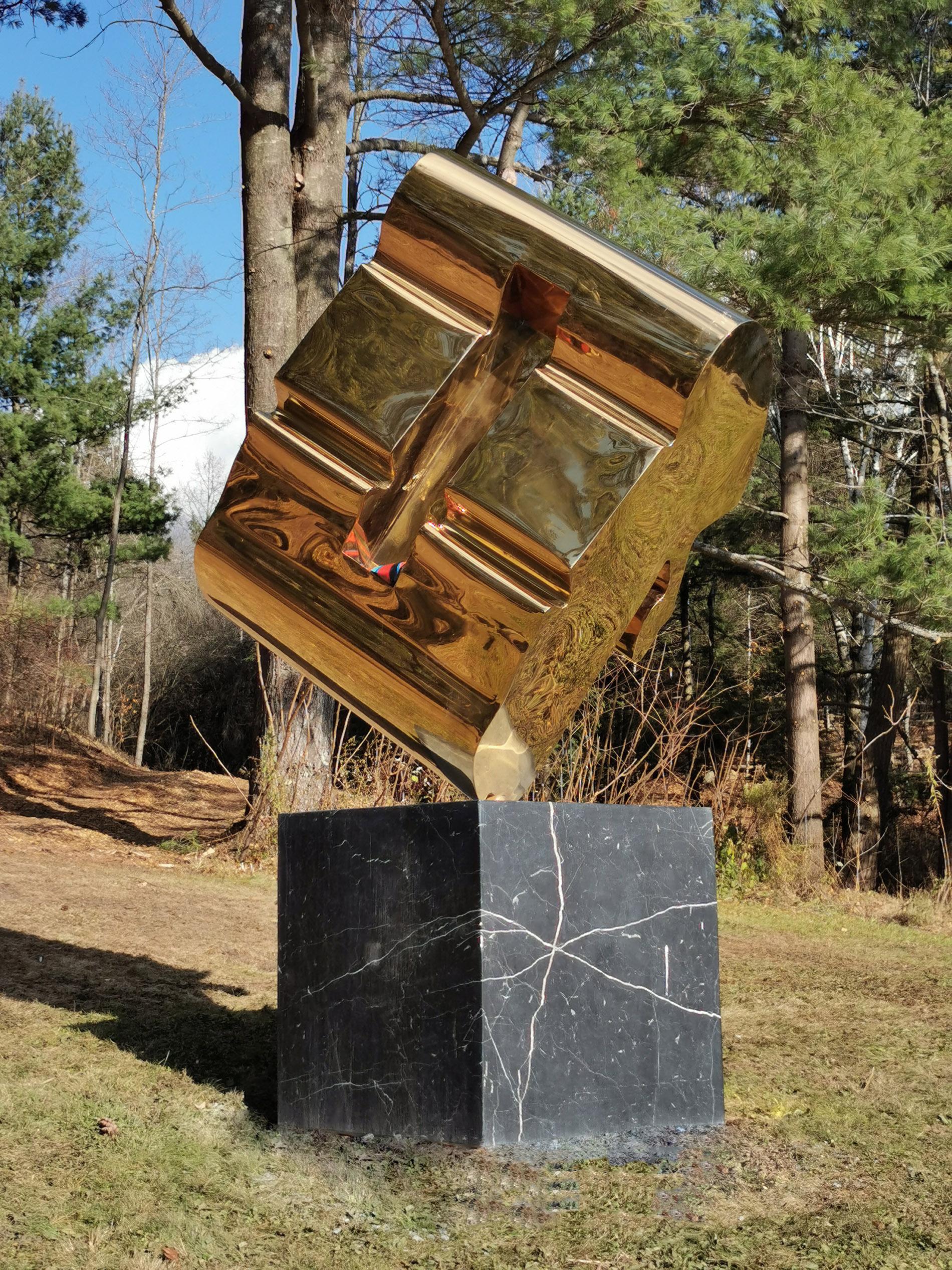 CaELum - grande scultura astratta in acciaio inossidabile placcata oro 24kt per esterno - Sculpture Contemporaneo di Viktor Mitic