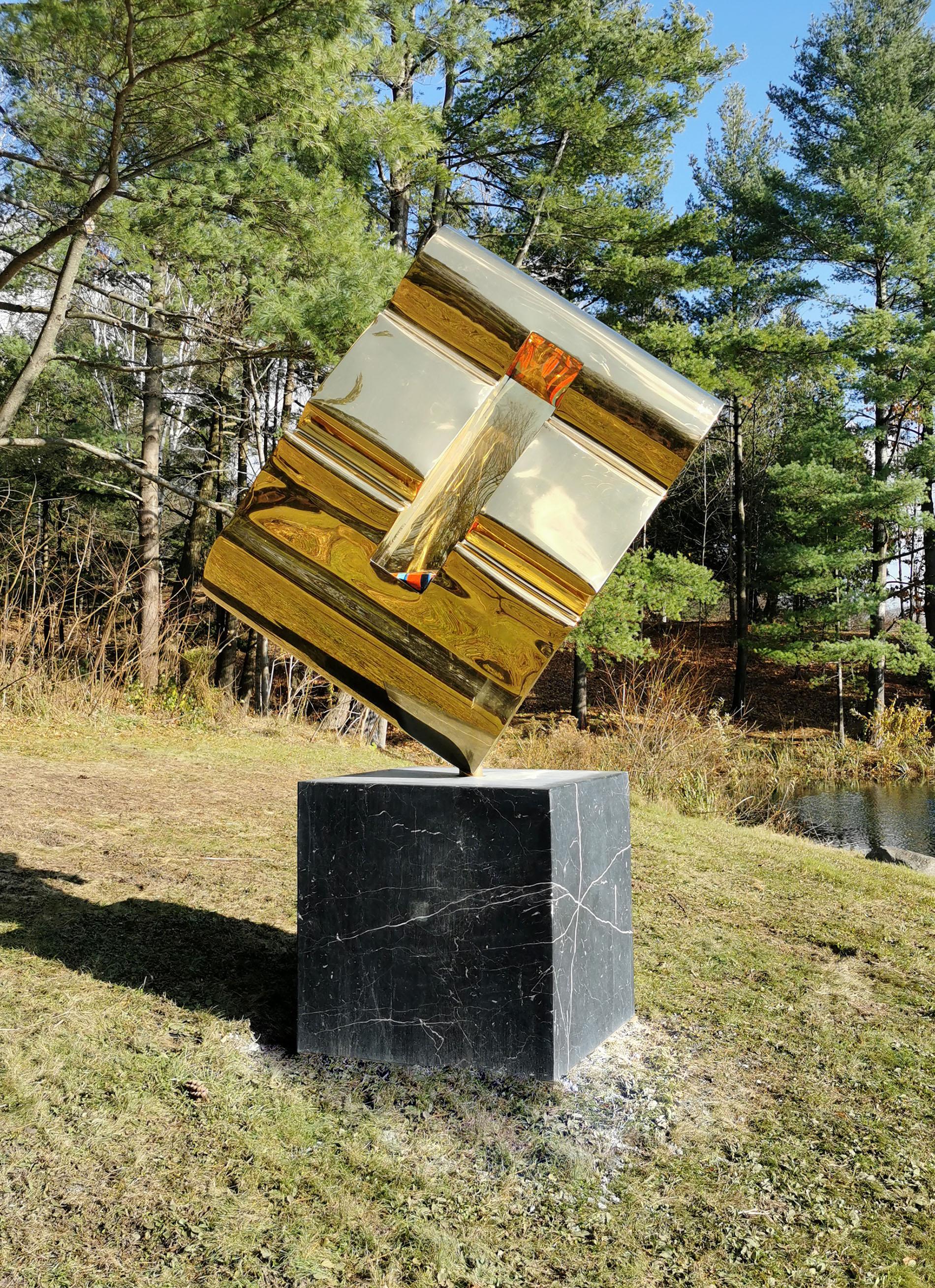 Ispirandosi al cielo, l'artista canadese Viktor Mitic ha creato un'altra accattivante scultura contemporanea in acciaio inossidabile rifinita in oro 24 kt. Questa enigmatica opera, che fa parte della serie Constellation di Mitic, deve la sua forma