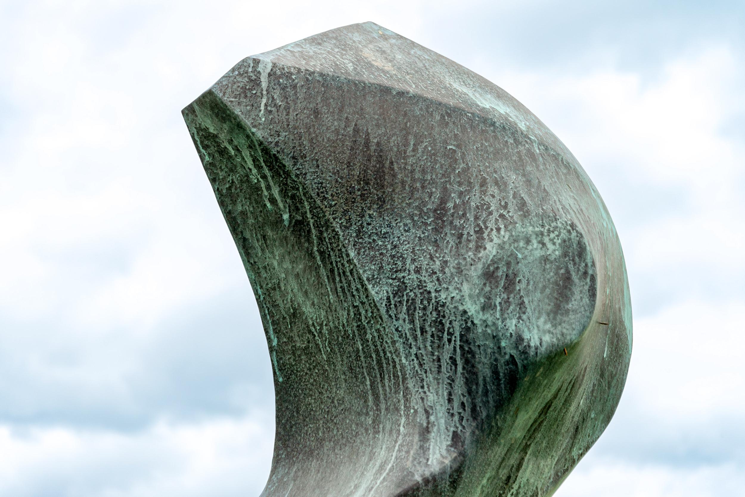 Cygnus A - zeitgenössische, abstrakte Bronzeskulptur für den Außenbereich (Gold), Abstract Sculpture, von Viktor Mitic
