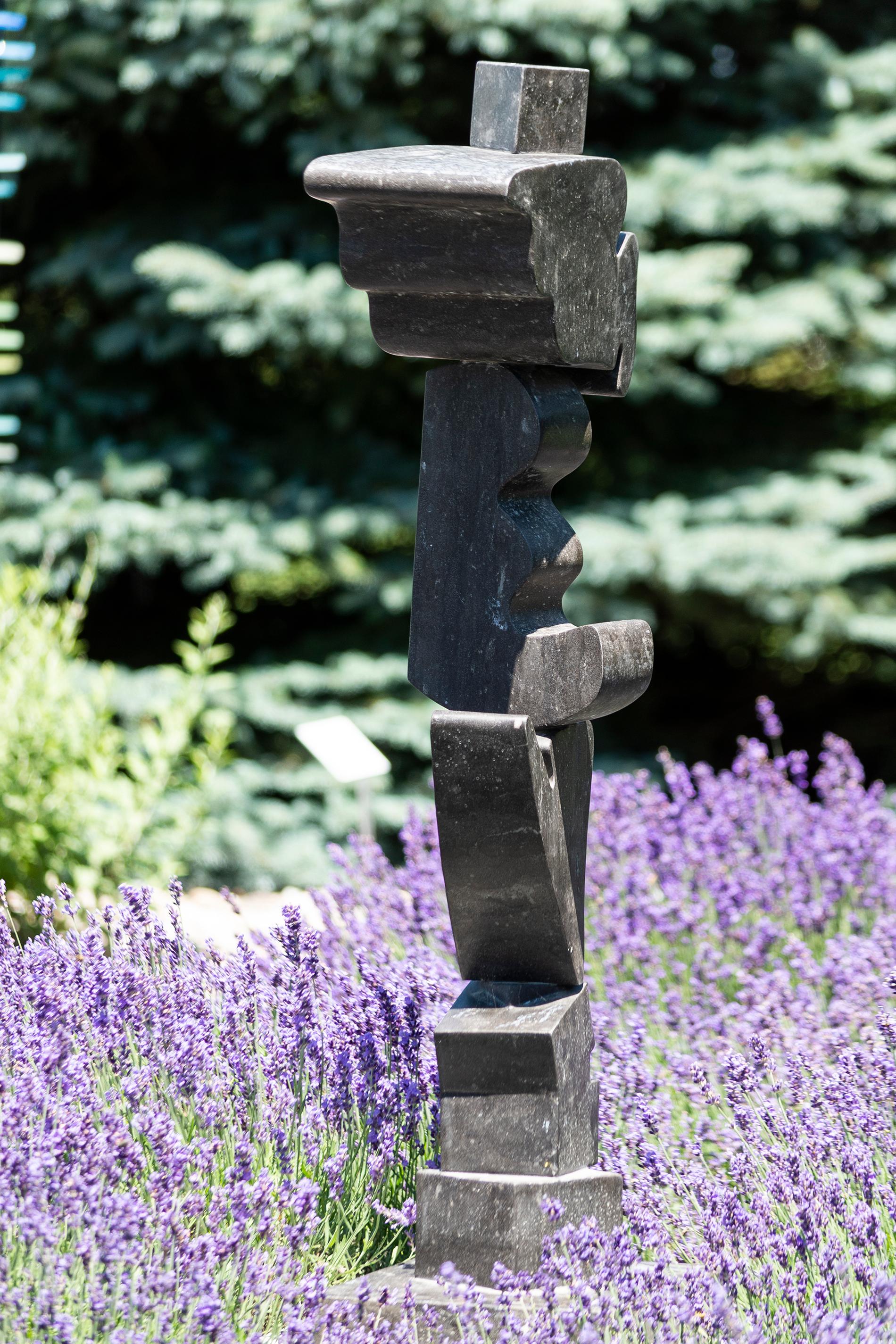 Elemental Marquina No 1 - abstrakt, Totem, Marmor, Skulptur für den Außenbereich – Sculpture von Viktor Mitic