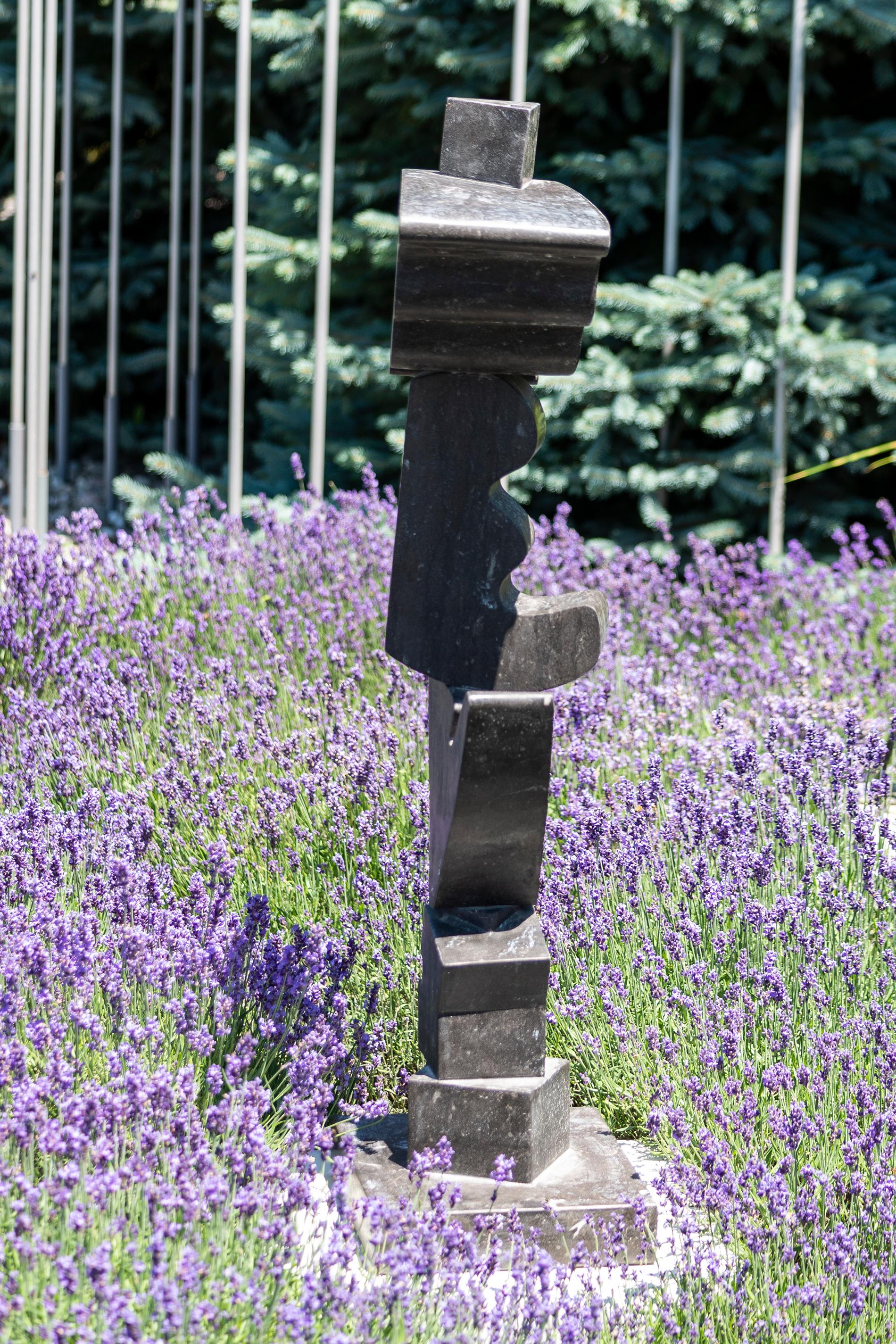 Elemental Marquina No 1 - abstrakt, Totem, Marmor, Skulptur für den Außenbereich (Braun), Abstract Sculpture, von Viktor Mitic