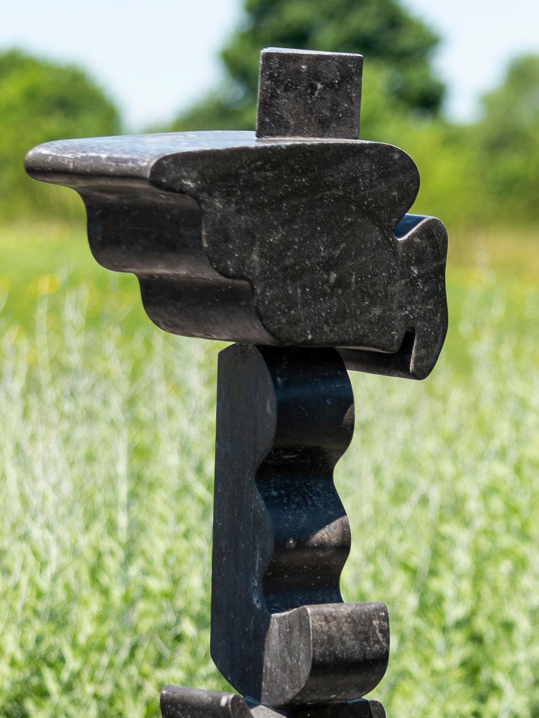 Elemental Marquina No 1 - abstrakt, Totem, Marmor, Skulptur für den Außenbereich 4