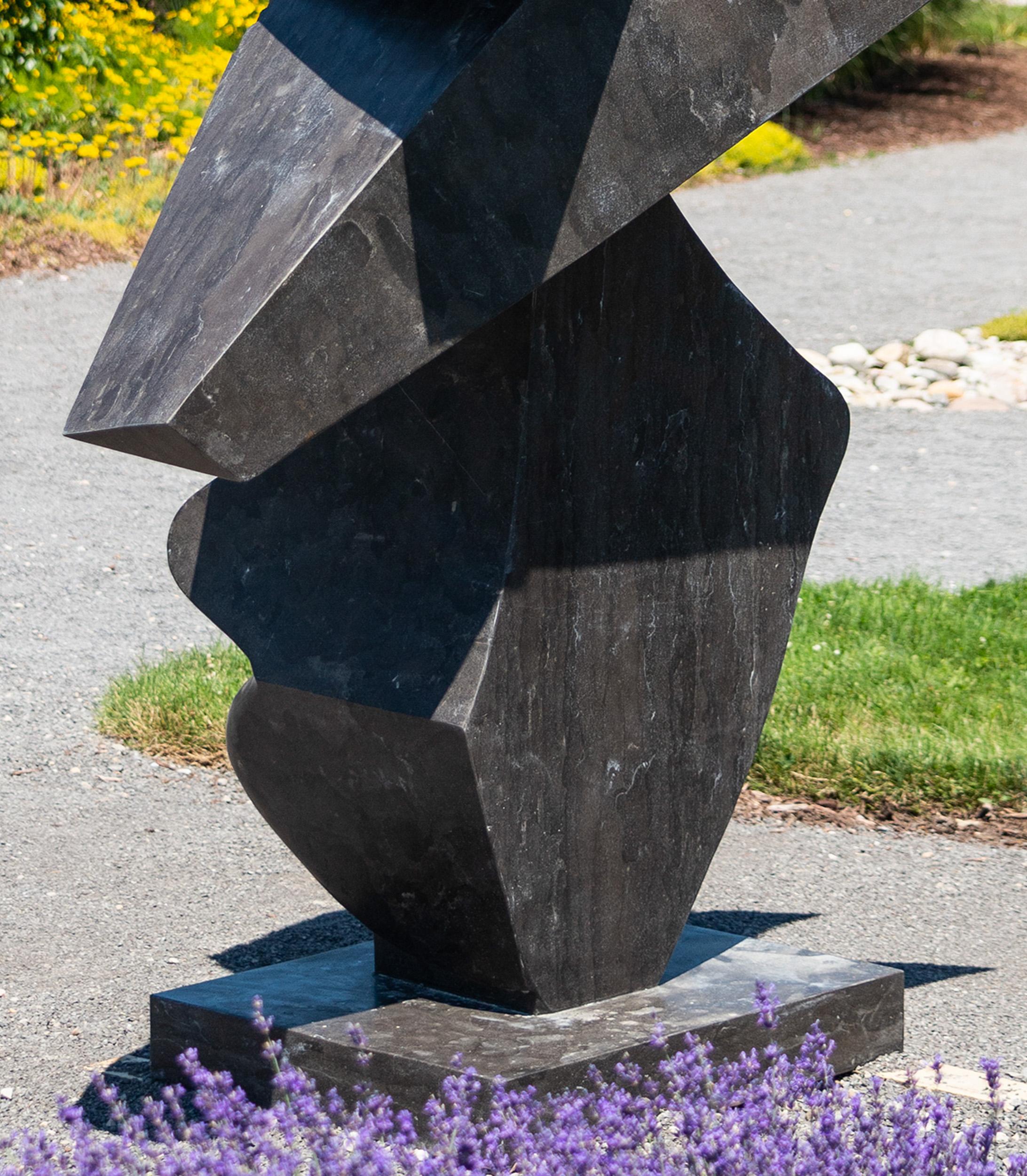 Halcyon - scultura contemporanea, astratta, totem, marmo, per esterni in vendita 1
