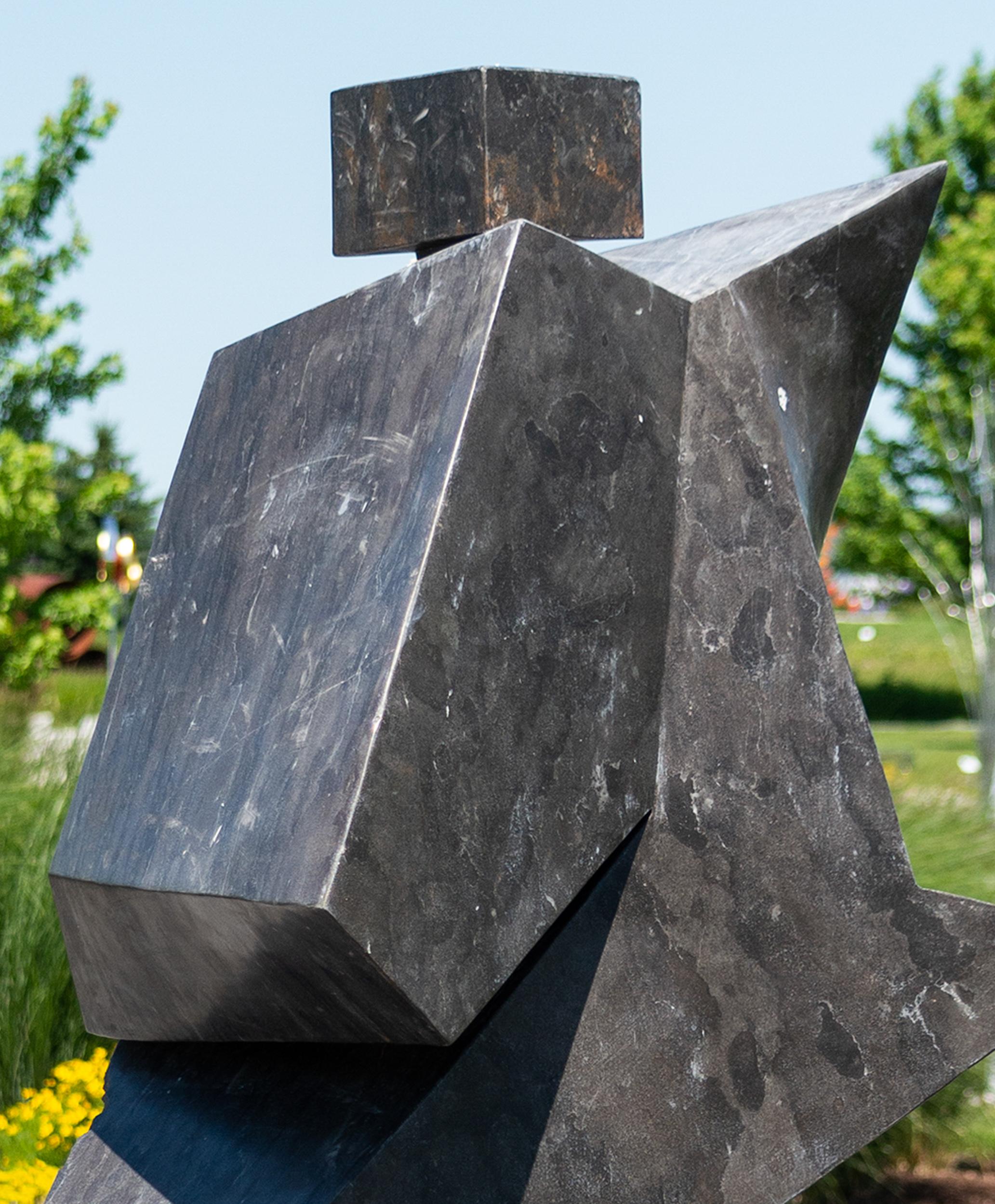 Halcyon - scultura contemporanea, astratta, totem, marmo, per esterni in vendita 2