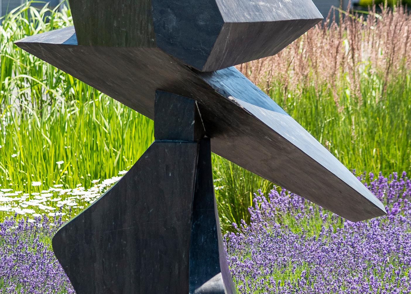 Halcyon - scultura contemporanea, astratta, totem, marmo, per esterni in vendita 4
