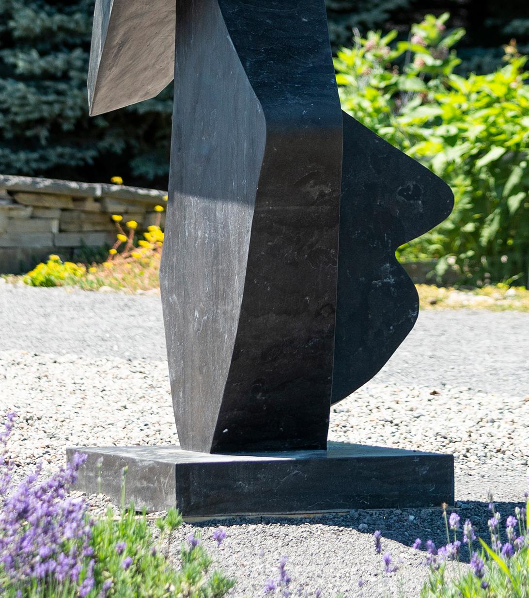 Halcyon - scultura contemporanea, astratta, totem, marmo, per esterni in vendita 5