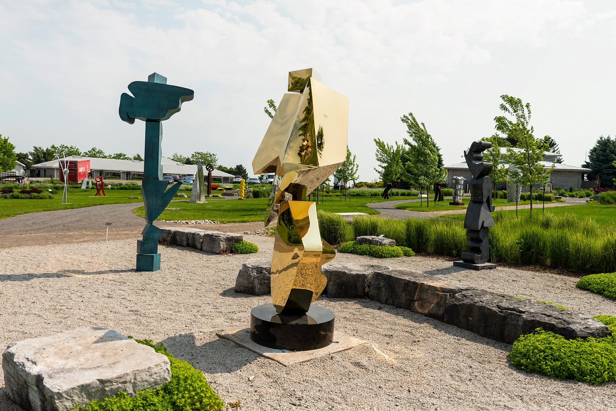 Halcyon Gold - scultura contemporanea, astratta, placcata in oro, in acciaio, da esterno in vendita 3