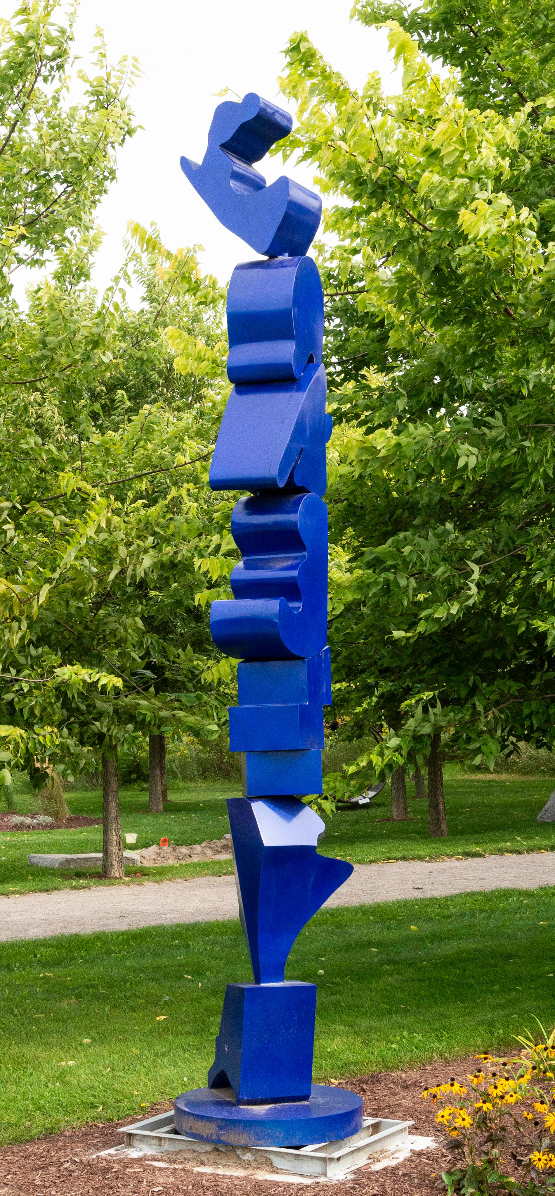 Heartland Blue - hohe, abstrakte, lackierte Edelstahlskulptur, Außenskulptur – Sculpture von Viktor Mitic