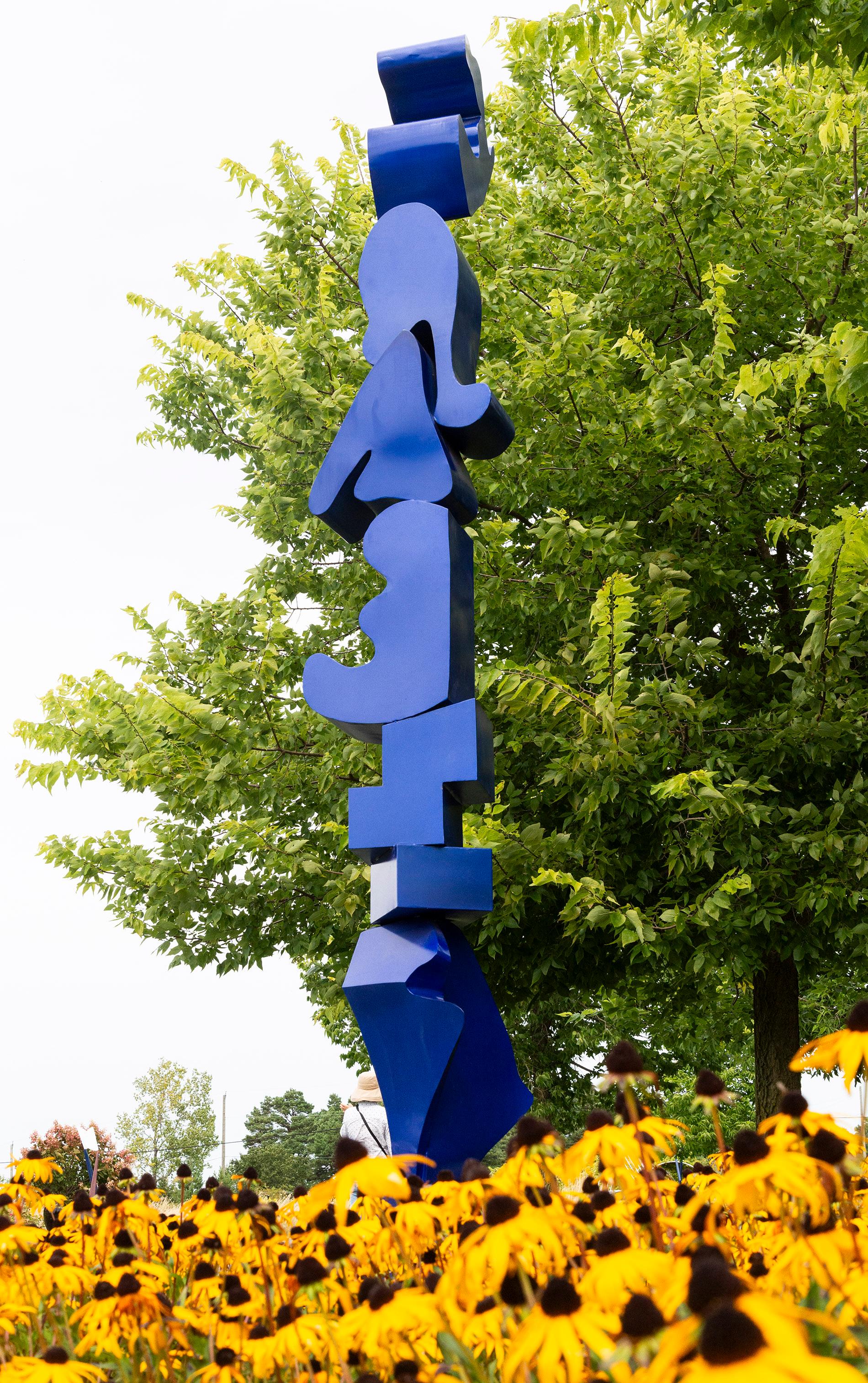 Heartland Blue - hohe, abstrakte, lackierte Edelstahlskulptur, Außenskulptur (Abstrakt), Sculpture, von Viktor Mitic