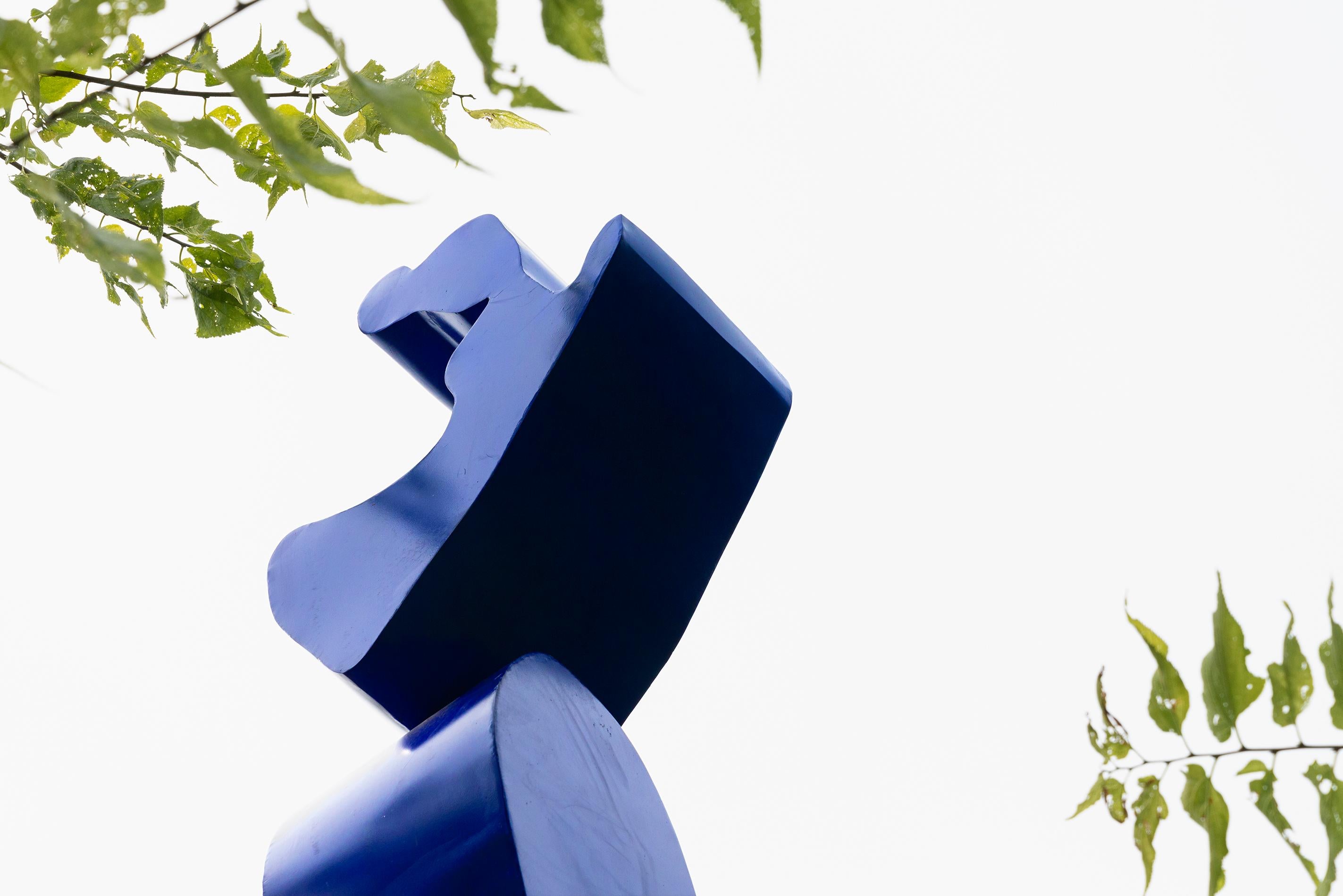 Diese eindrucksvolle und auffällige Skulptur für den Außenbereich stammt von Viktor Mitic, der für seine provokanten zeitgenössischen Kunstwerke bekannt ist. Es handelt sich um eine Serie abstrakter, turmartiger Skulpturen, die von Hand aus
