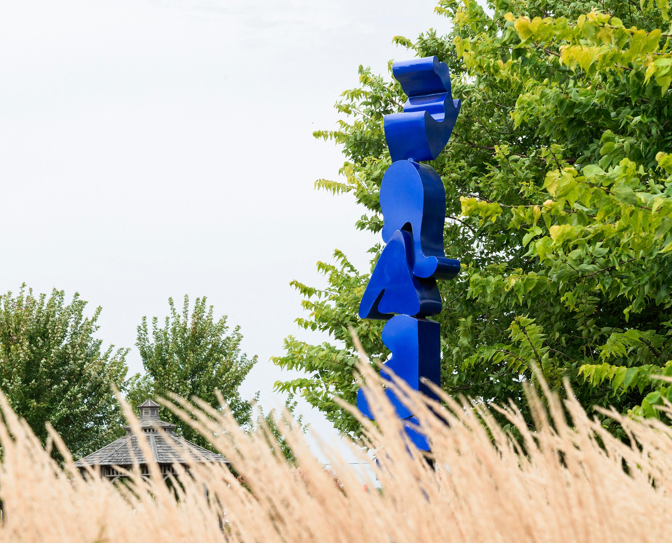 Heartland Blue - hohe, abstrakte, lackierte Edelstahlskulptur, Außenskulptur im Angebot 1