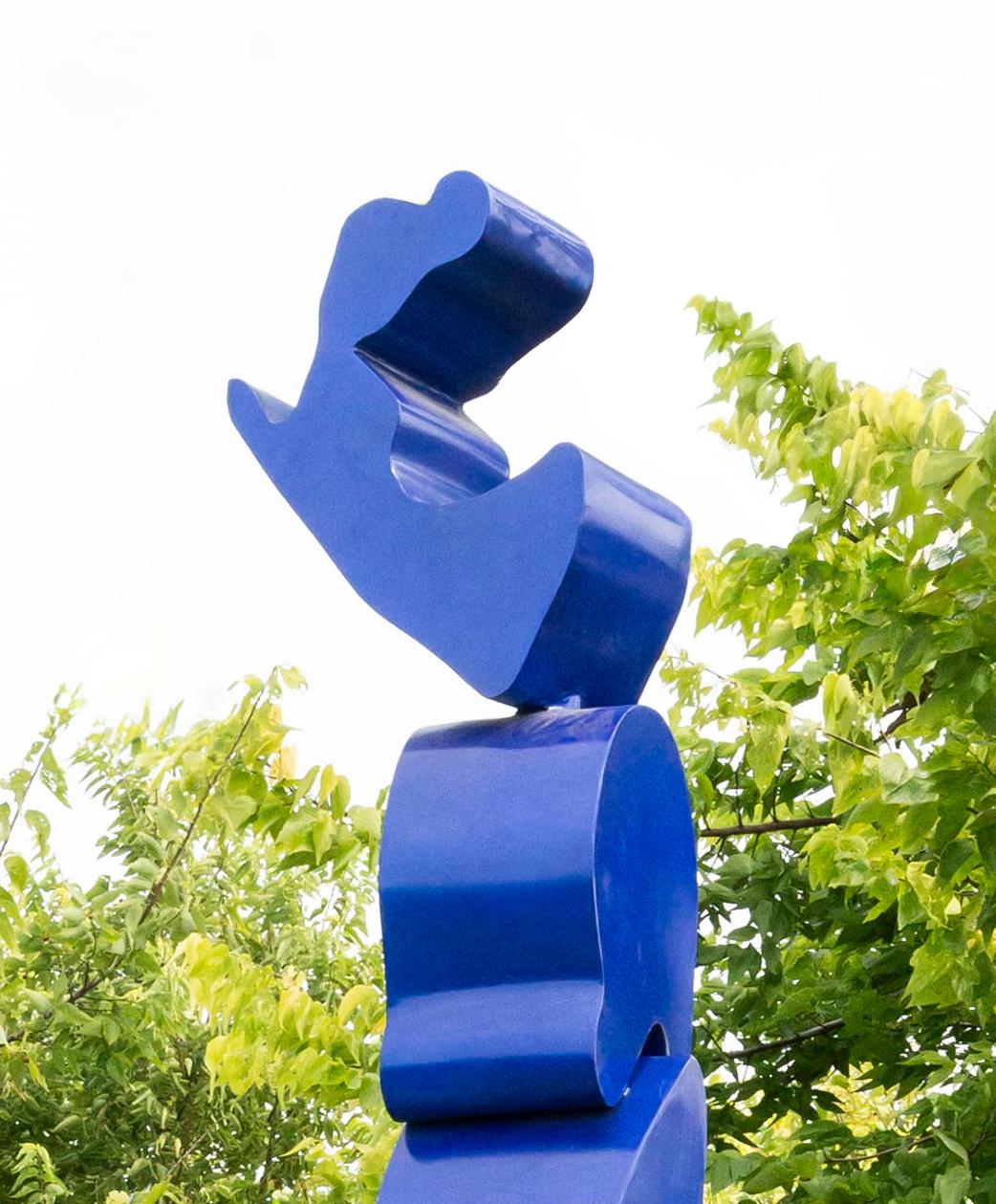 Heartland Blue - hohe, abstrakte, lackierte Edelstahlskulptur, Außenskulptur im Angebot 2
