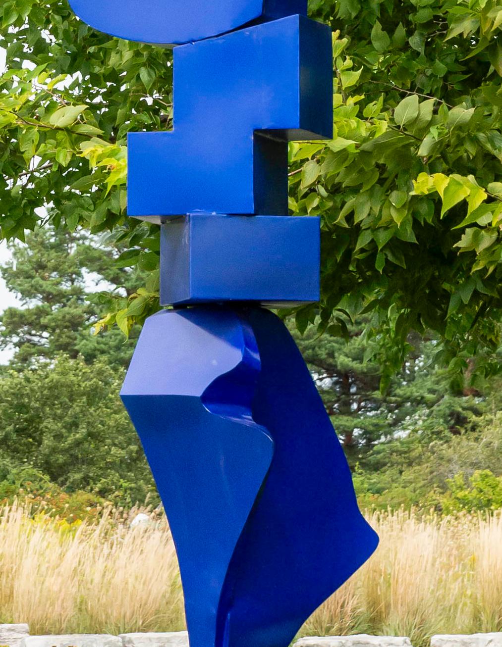 Heartland Blue - hohe, abstrakte, lackierte Edelstahlskulptur, Außenskulptur im Angebot 3