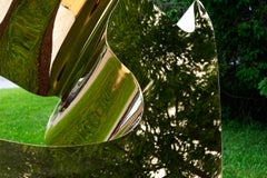 Orion - scultura contemporanea, astratta, placcata in oro 24kt, in marmo, per esterni