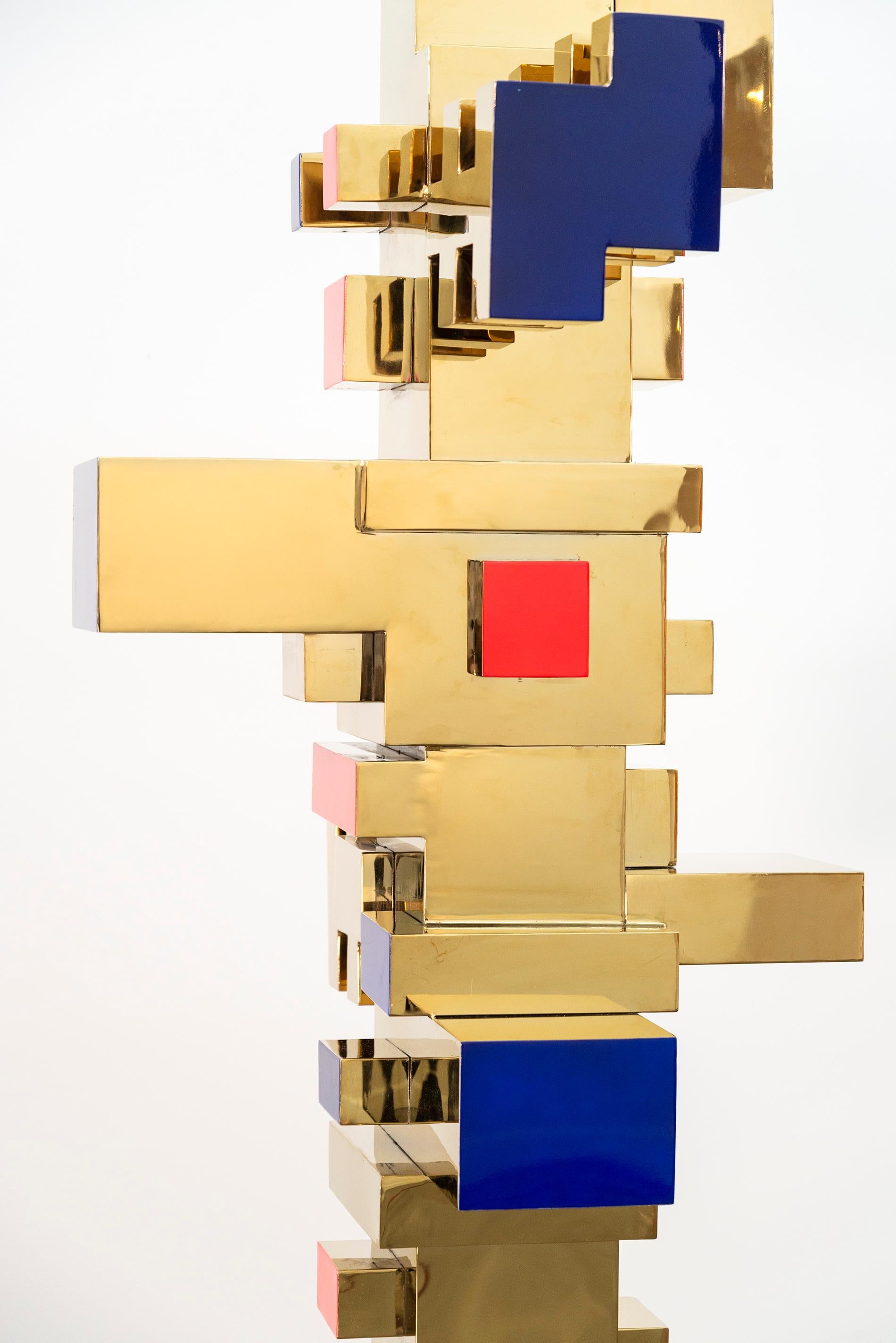 Blocs empilés - or, rouge, bleu - totem, sculpture en acier inoxydable plaqué or en vente 5