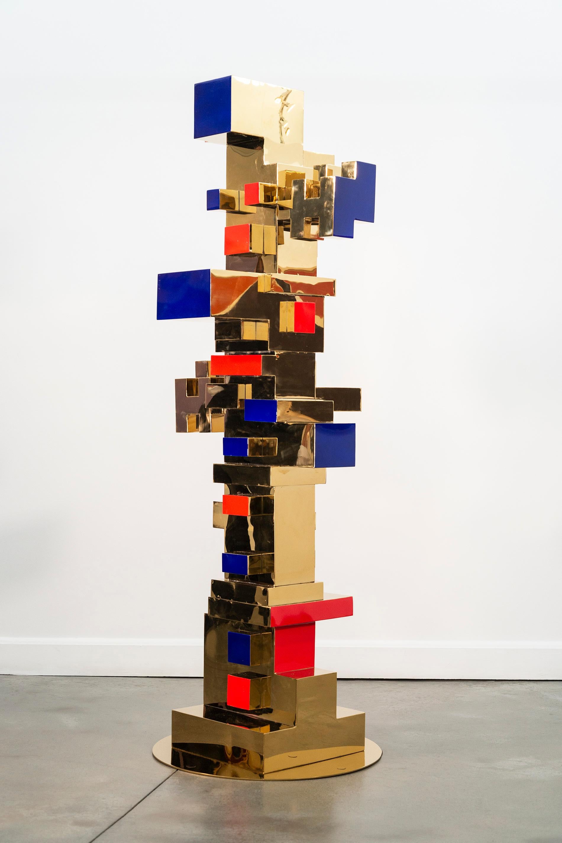 Blocs empilés - or, rouge, bleu - totem, sculpture en acier inoxydable plaqué or en vente 7