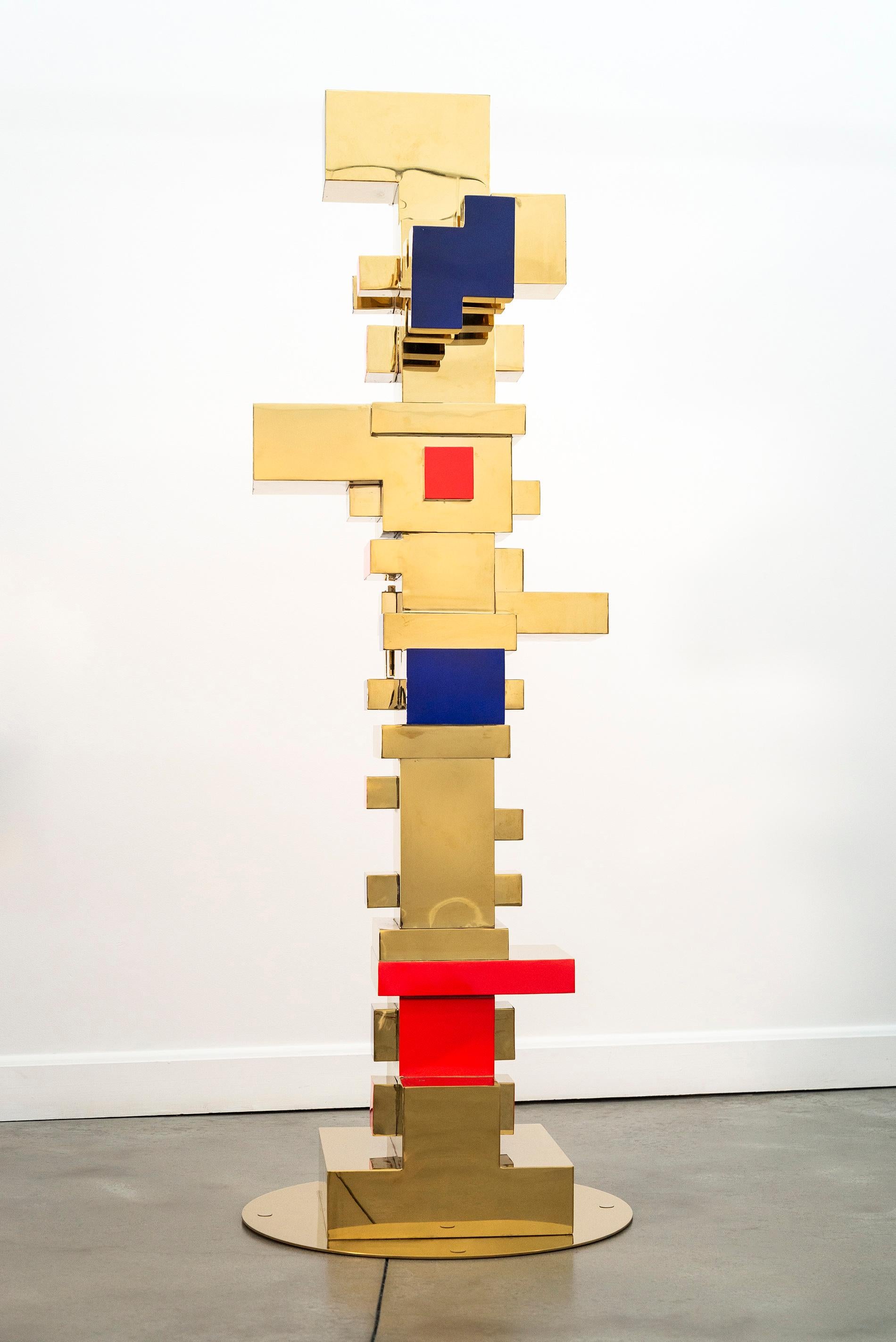 Blocs empilés - or, rouge, bleu - totem, sculpture en acier inoxydable plaqué or - Sculpture de Viktor Mitic