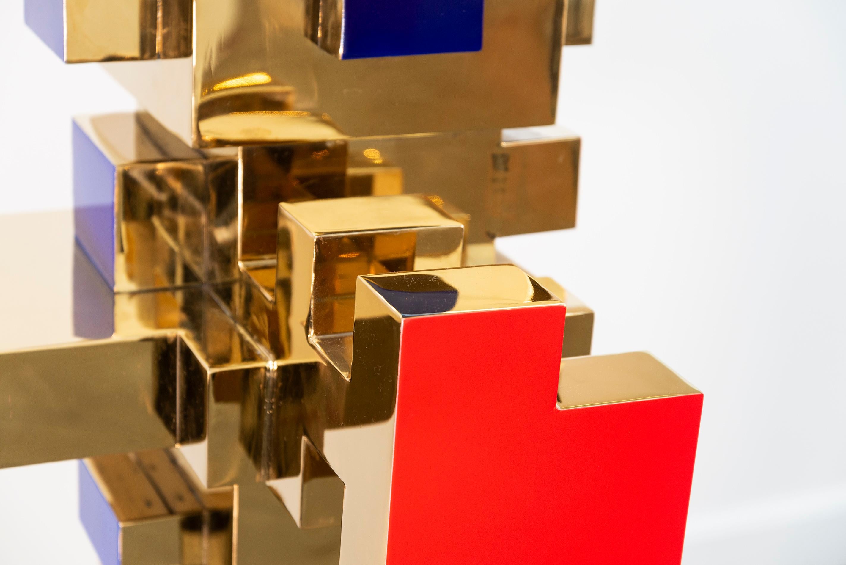 Blocs empilés - or, rouge, bleu - totem, sculpture en acier inoxydable plaqué or en vente 1