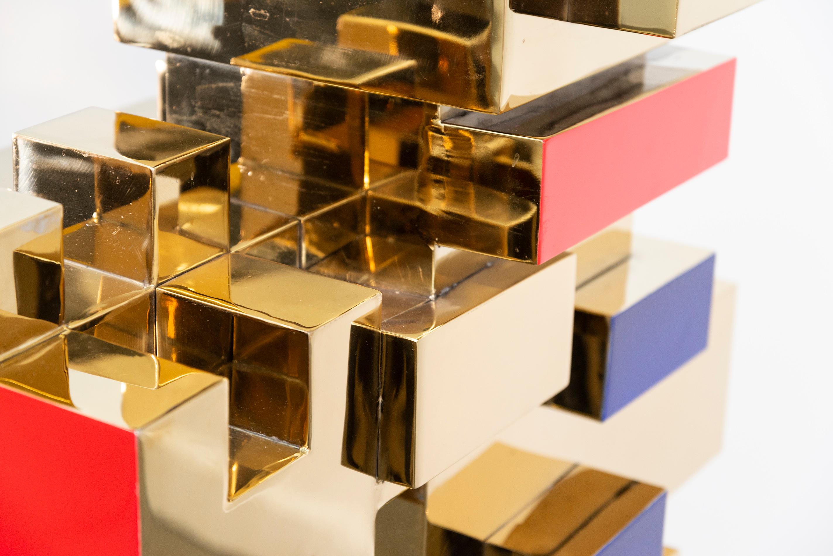 Blocs empilés - or, rouge, bleu - totem, sculpture en acier inoxydable plaqué or en vente 2