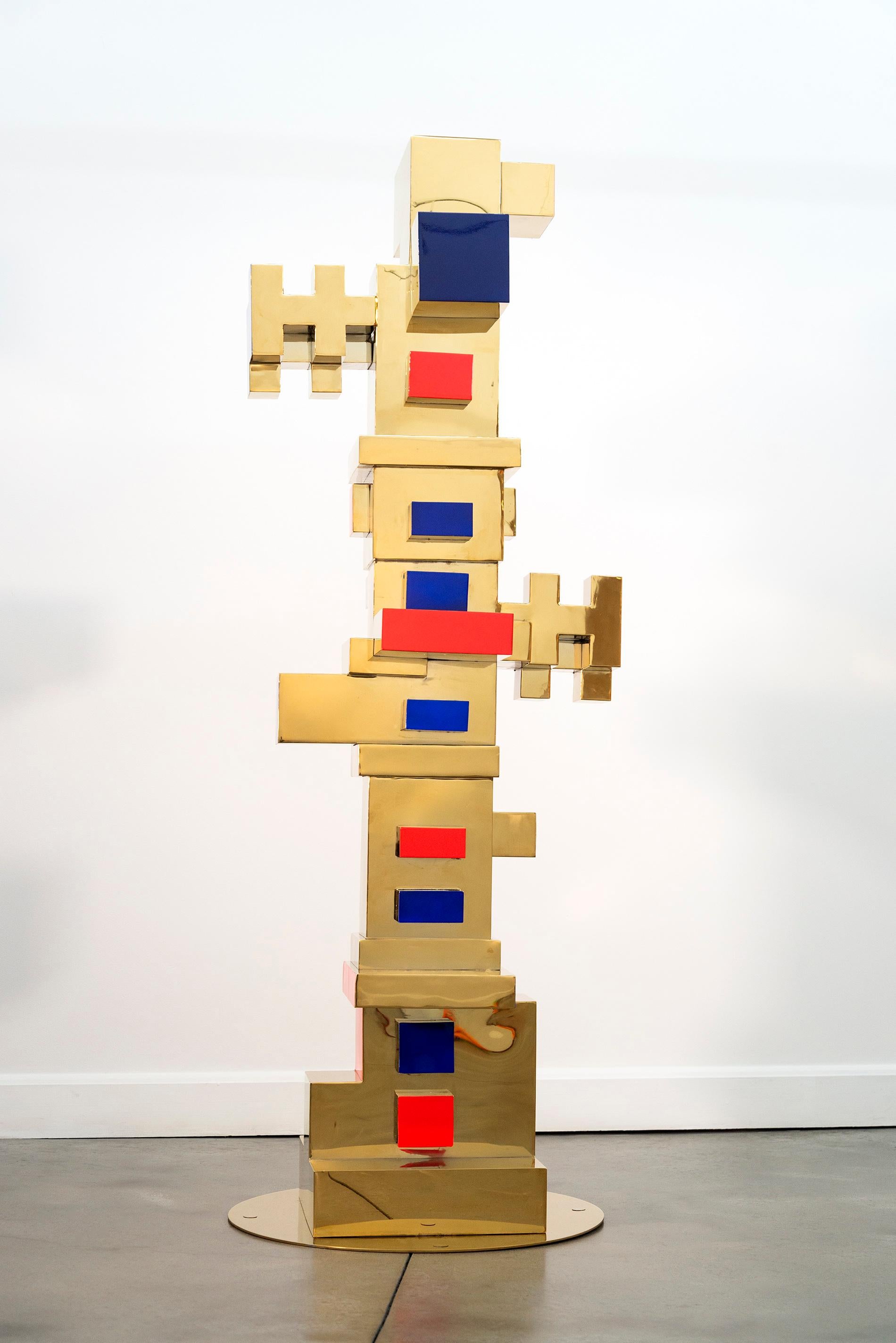 Blocs empilés - or, rouge, bleu - totem, sculpture en acier inoxydable plaqué or en vente 3