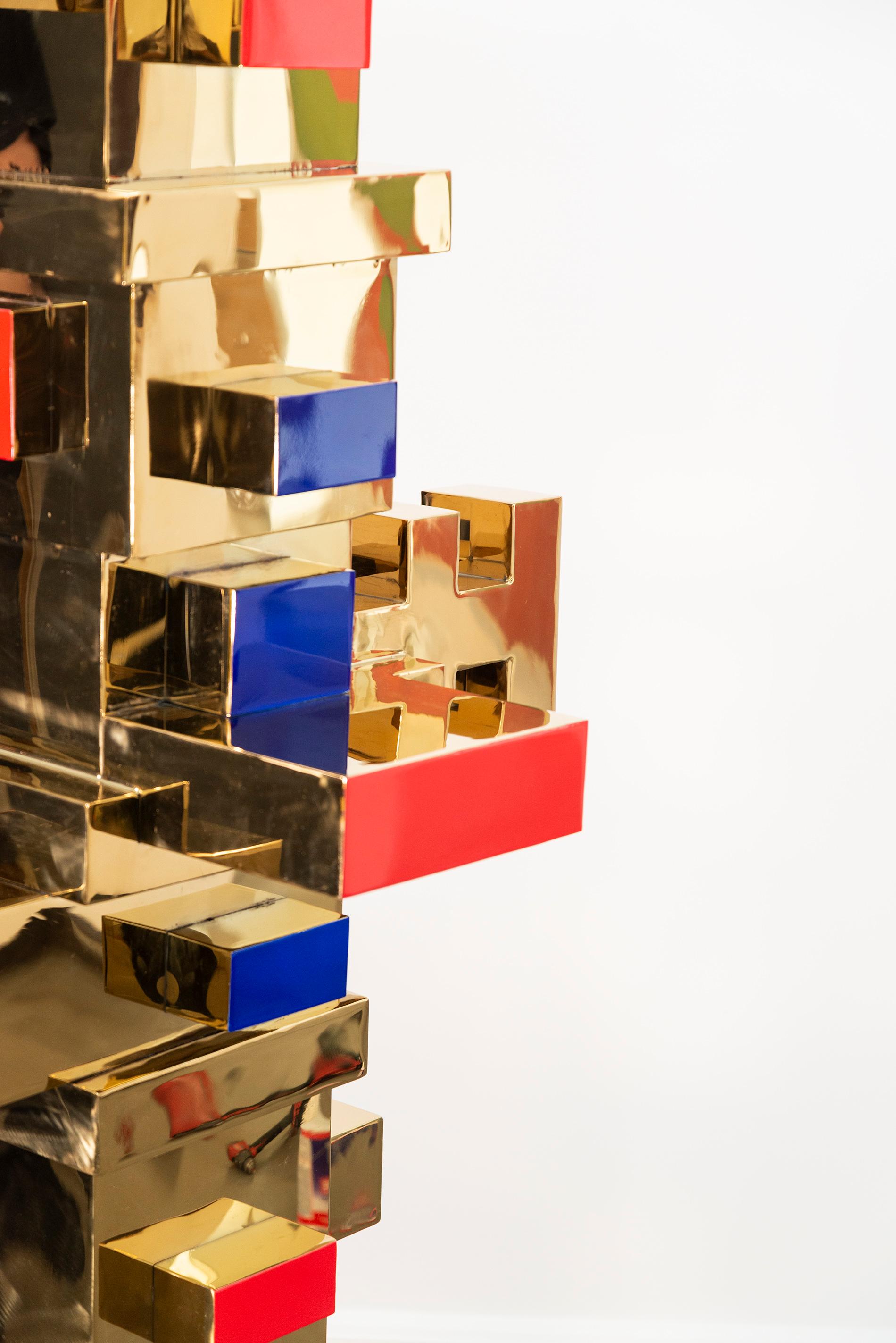 Blocs empilés - or, rouge, bleu - totem, sculpture en acier inoxydable plaqué or en vente 4
