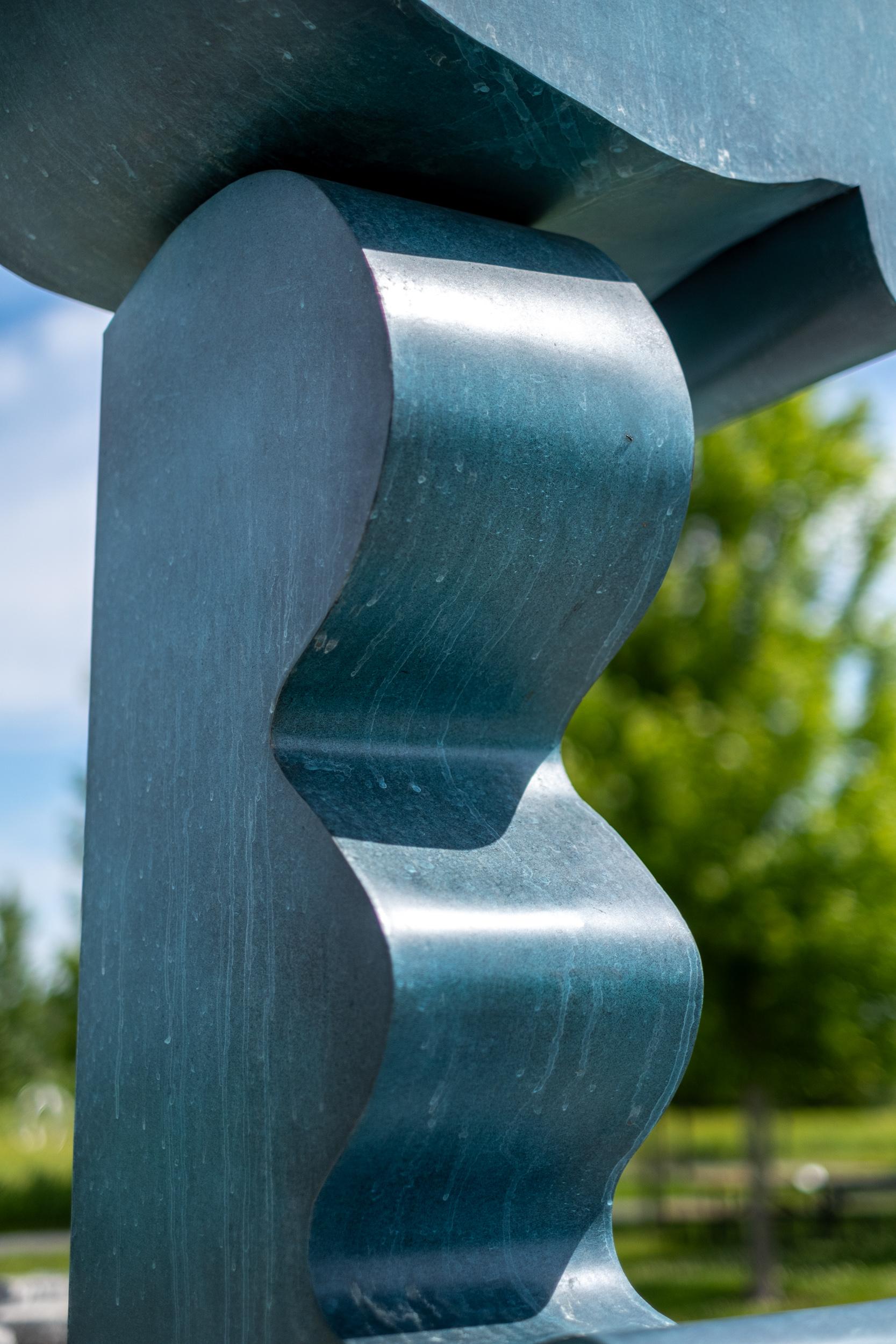 Diese hohe, blaue, grüne, abstrakte Totem-Skulptur aus Bronze für den Außenbereich wurde von Viktor Mitic geschaffen, einem kanadischen Bildhauer, der für seine inspirierenden Arbeiten bekannt ist. Die kunstvoll gestalteten abstrakten Formen, die